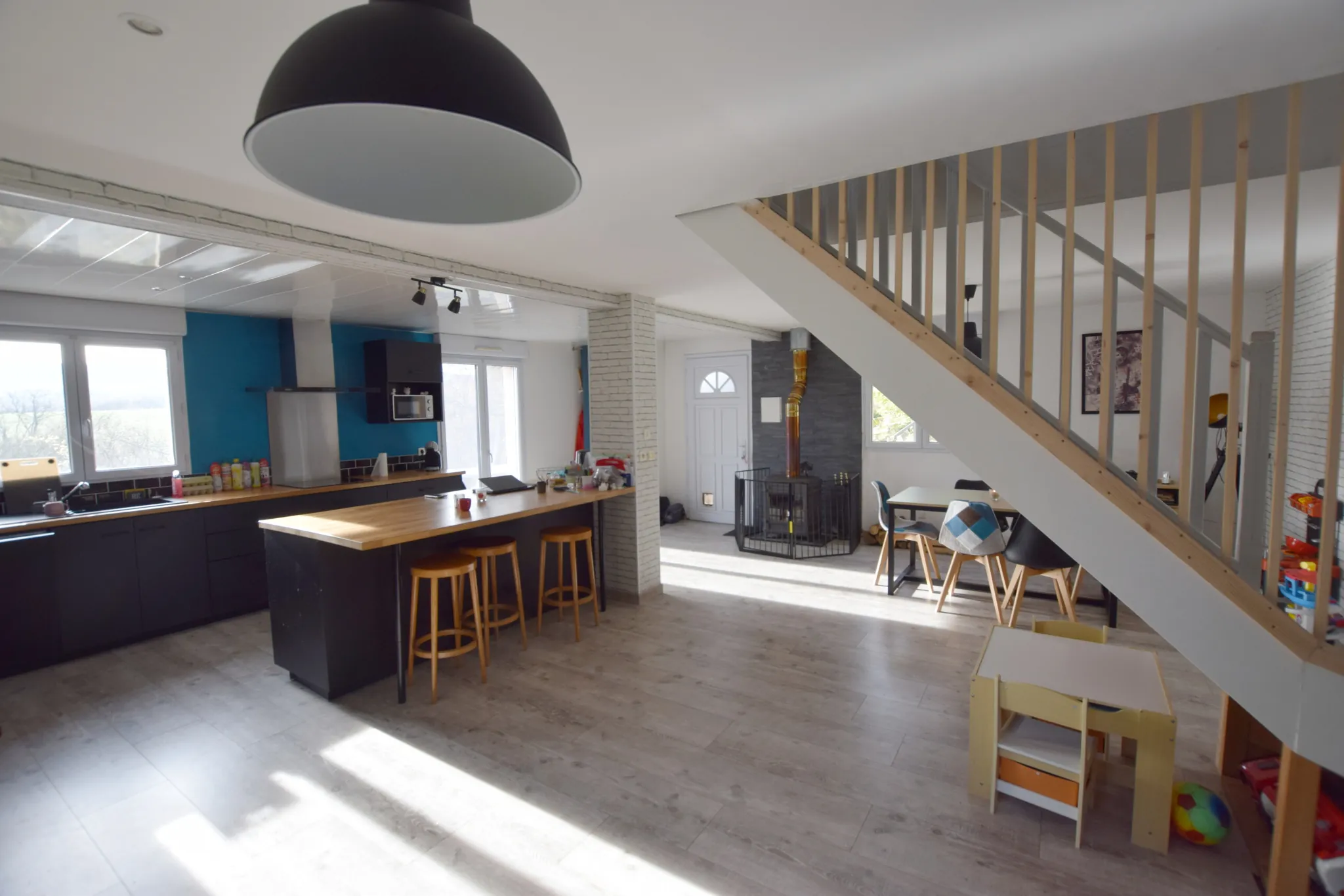 Maison moderne et lumineuse à Saulnot avec jardin et piscine 