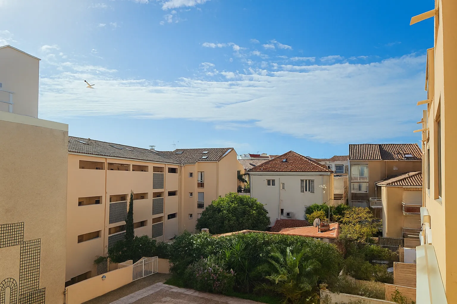 Appartement T2 à Bandol avec Loggia, Ascenseur et Garage, Idéal Investissement 