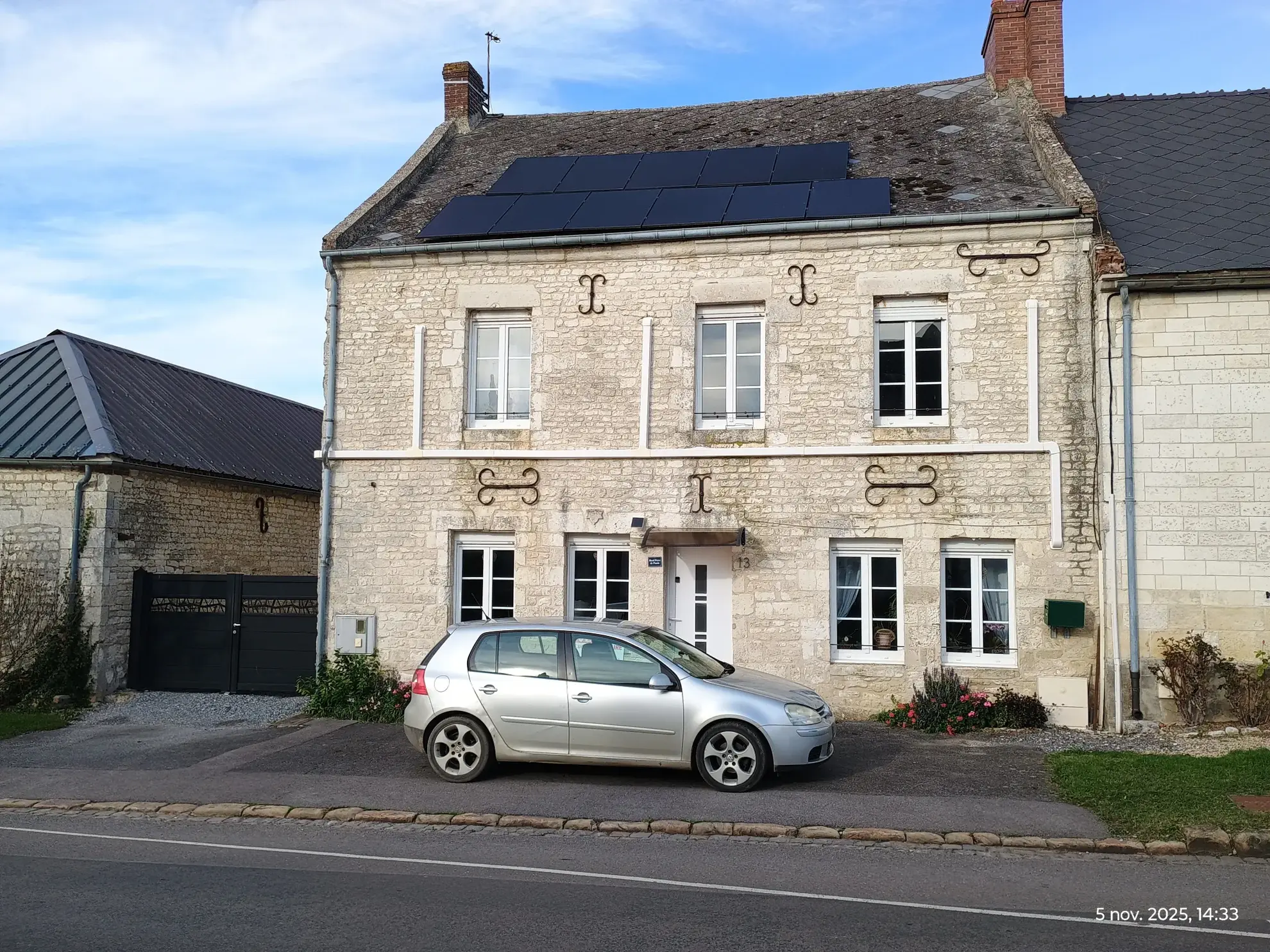 Maison de village rénovée à Montigny-le-Franc avec garage et panneaux solaires