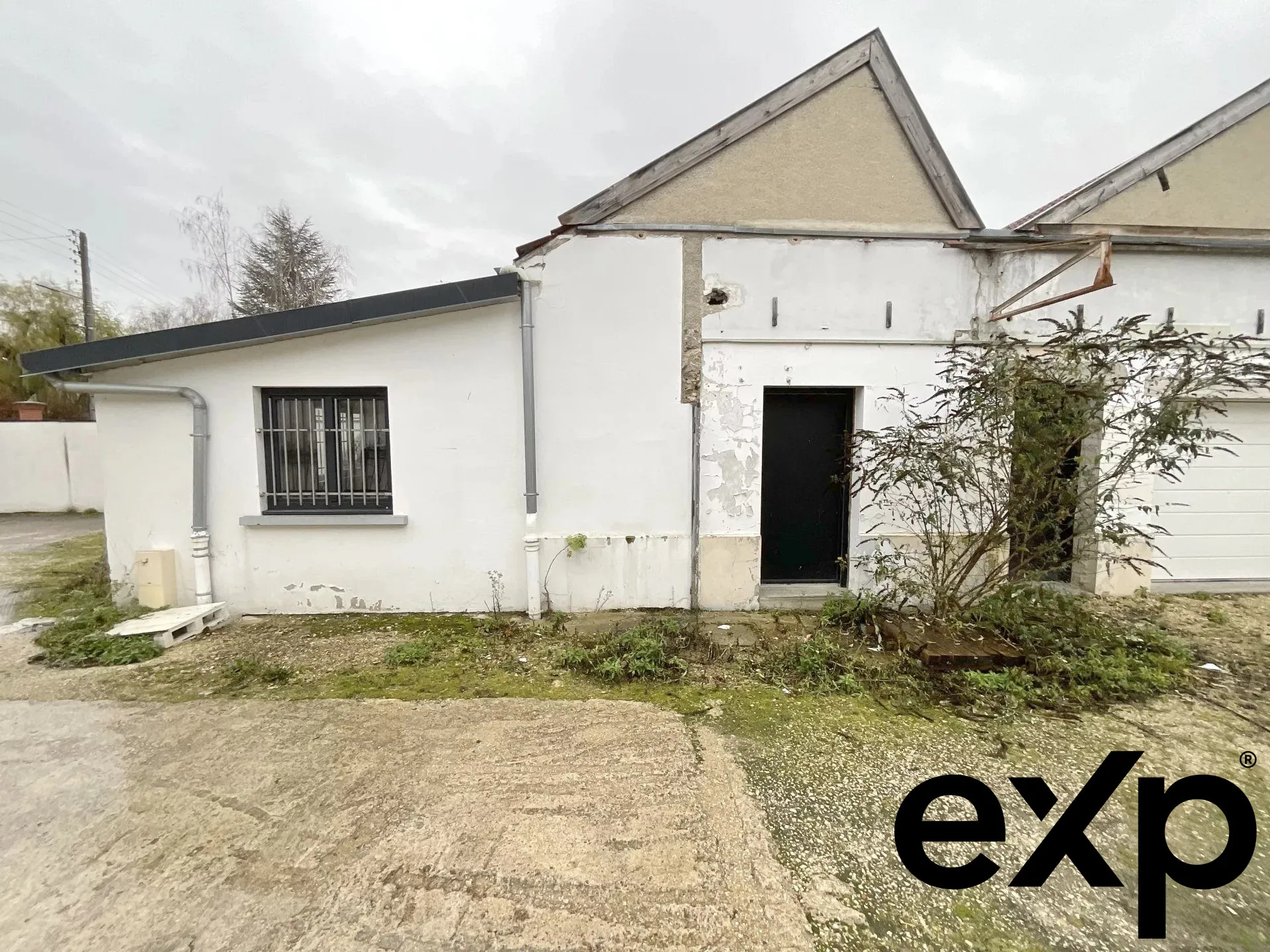 facade avec Shed  Local industriel de 237 m² avec garage et patio à Saint-André-les-Vergers