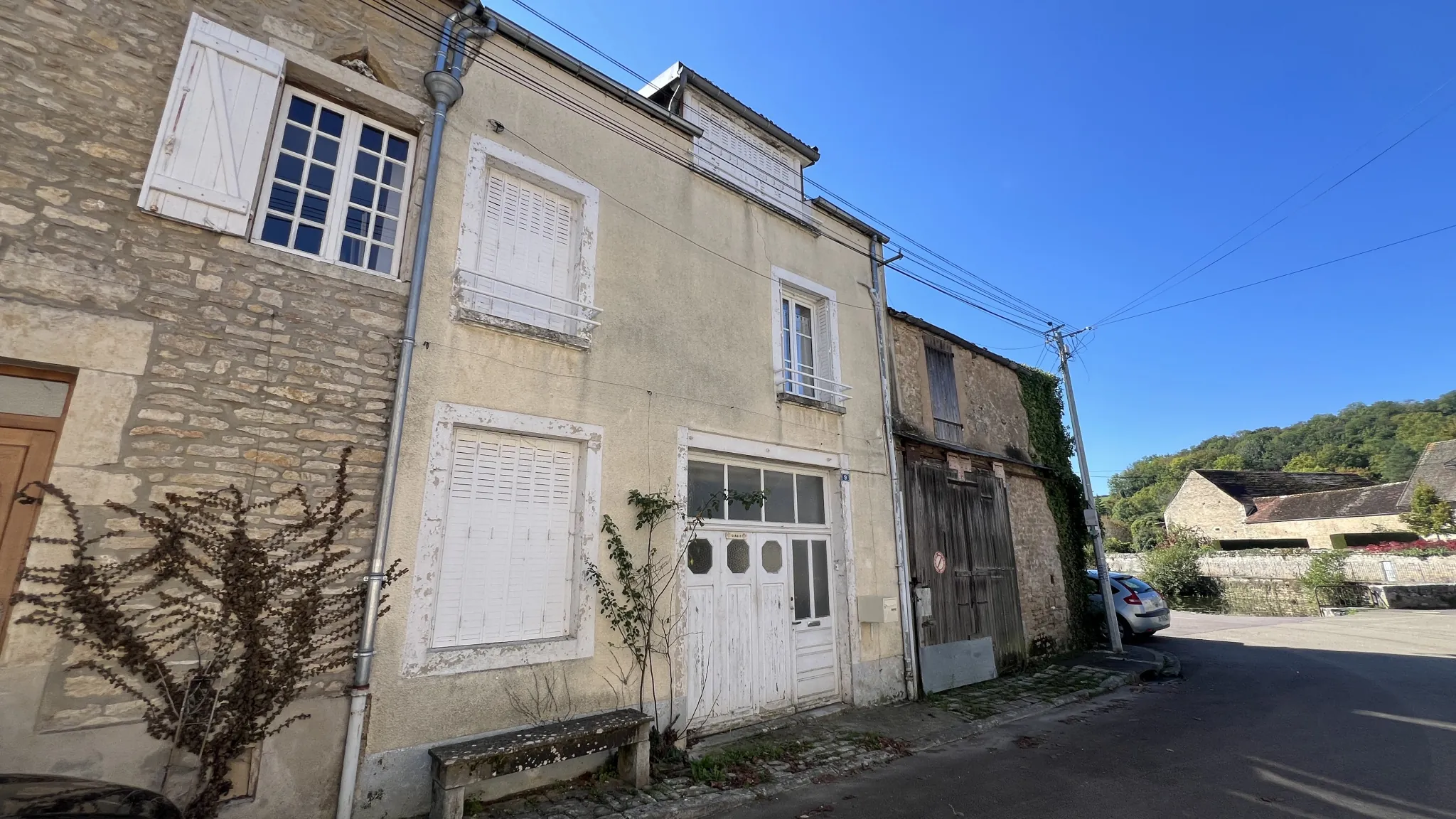 Maison de village de 64m² à vendre avec double garage, sans travaux