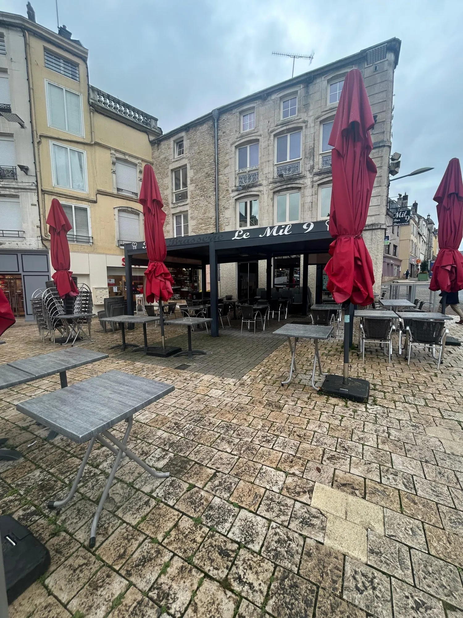 Fonds de commerce bar-brasserie avec terrasse et appartement à Chaumont