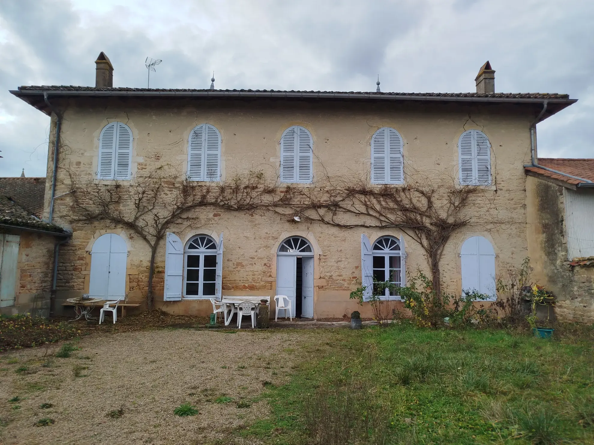 À vendre maison ancienne de 250 m² avec dépendances à Saint-Trivier-de-Courtes