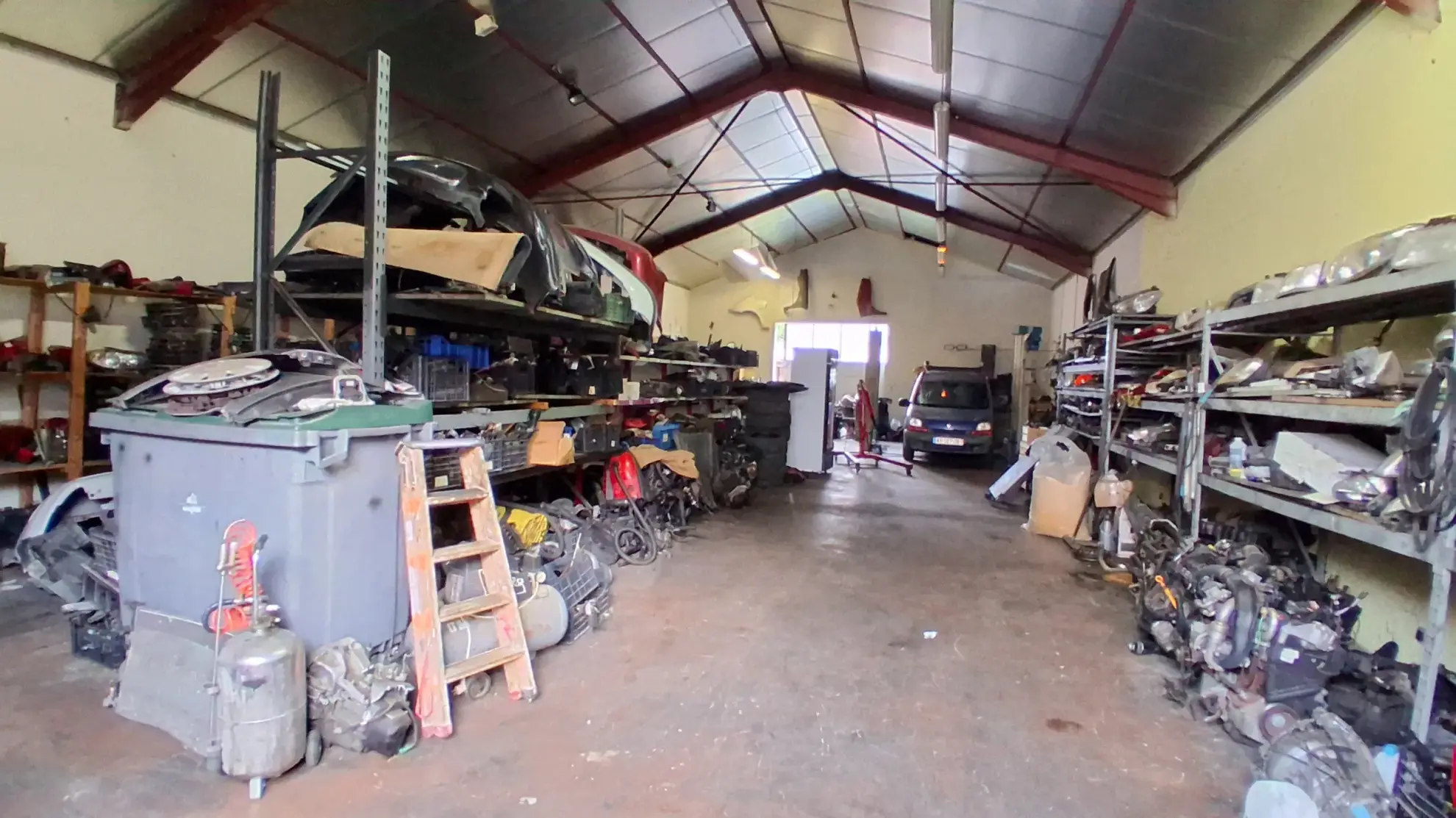 Local professionnel de 320 m² avec jardin à Millau – Idéal artisan et PME