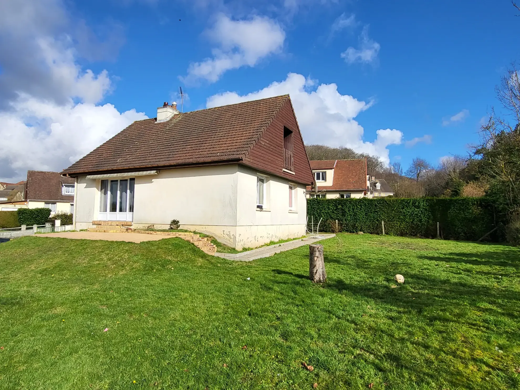 Maison à Cany-Barville avec sous-sol complet et jardin de 667 m² à vendre
