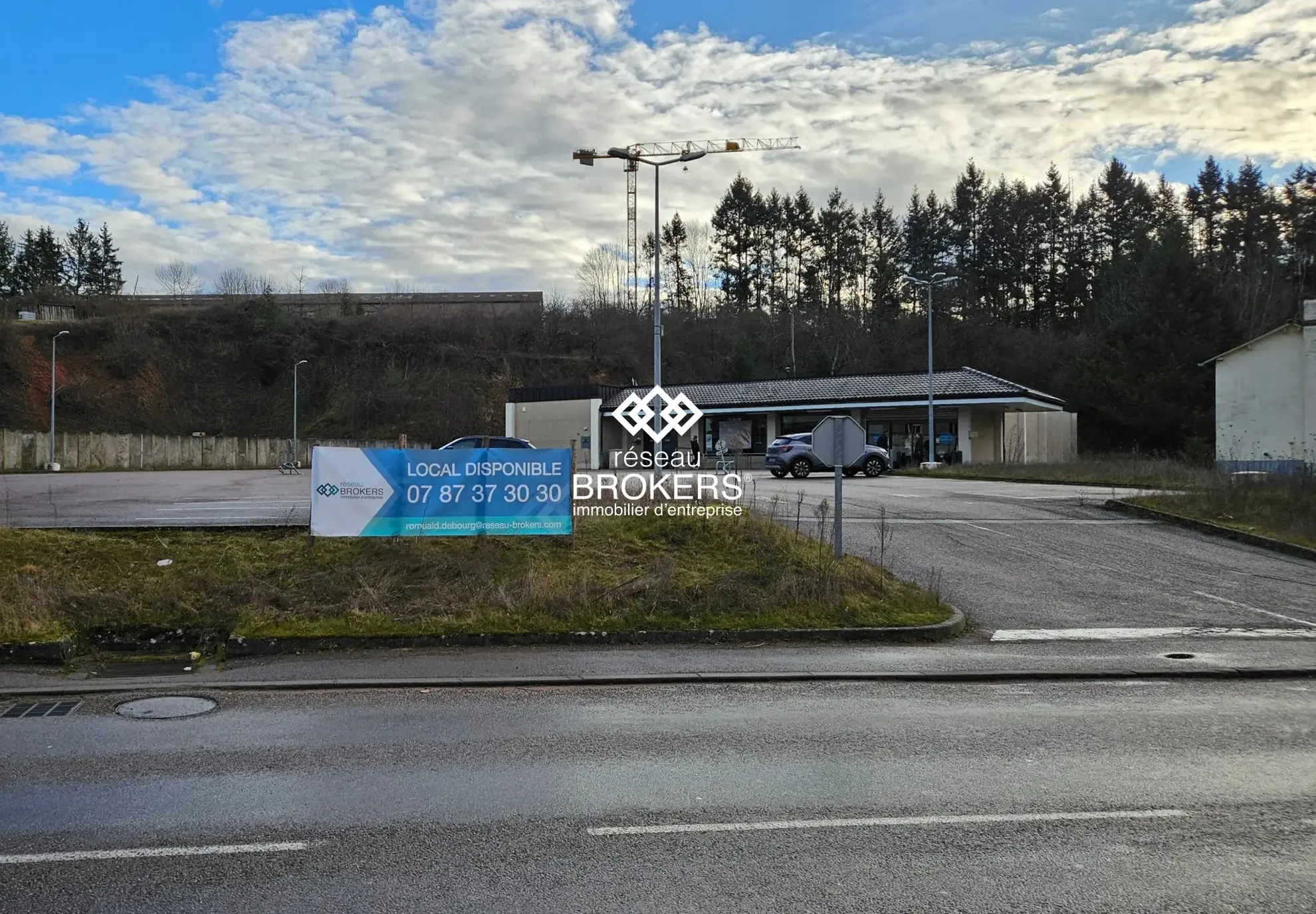 Local commercial à vendre à La Clayette avec grand parking et potentials de réaménagement