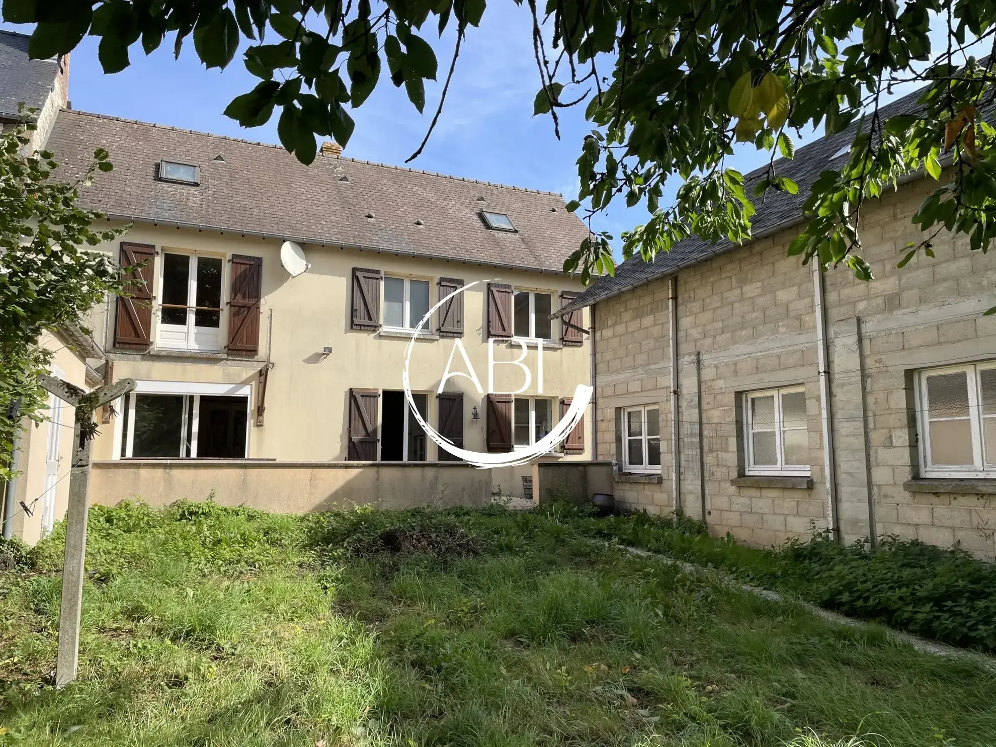 Maison de 130 m² avec dépendances et grand jardin à Couterne