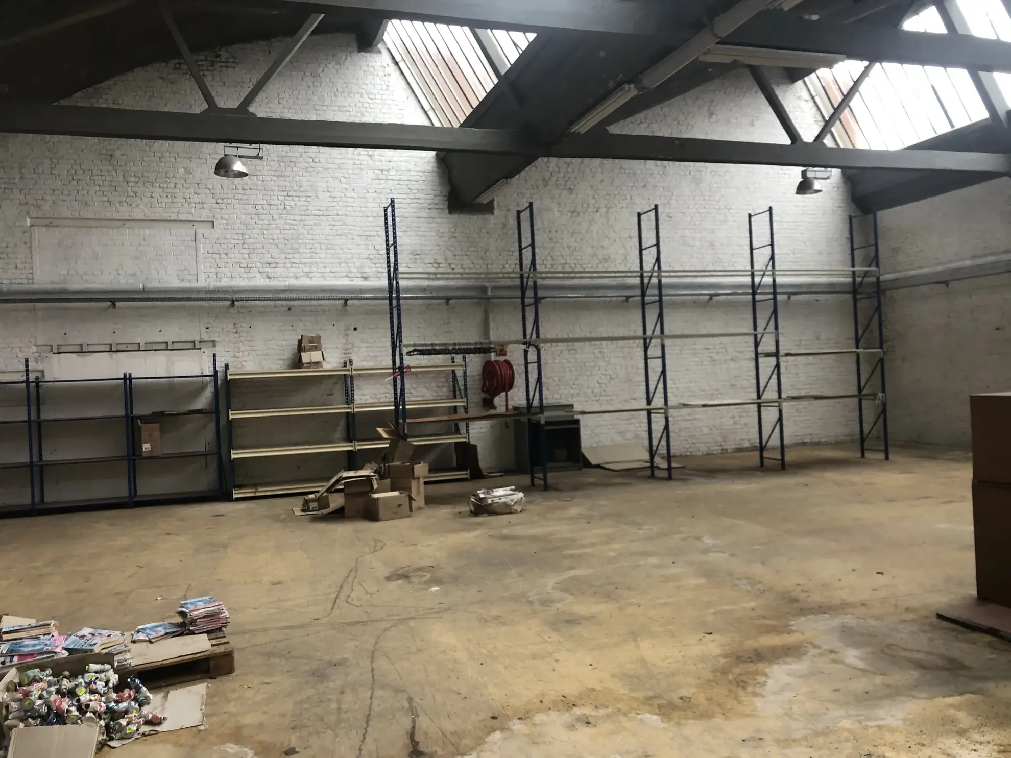 Local Professionnel à Wattrelos de 350 m² avec Quai, Parking et Bureau à Aménager