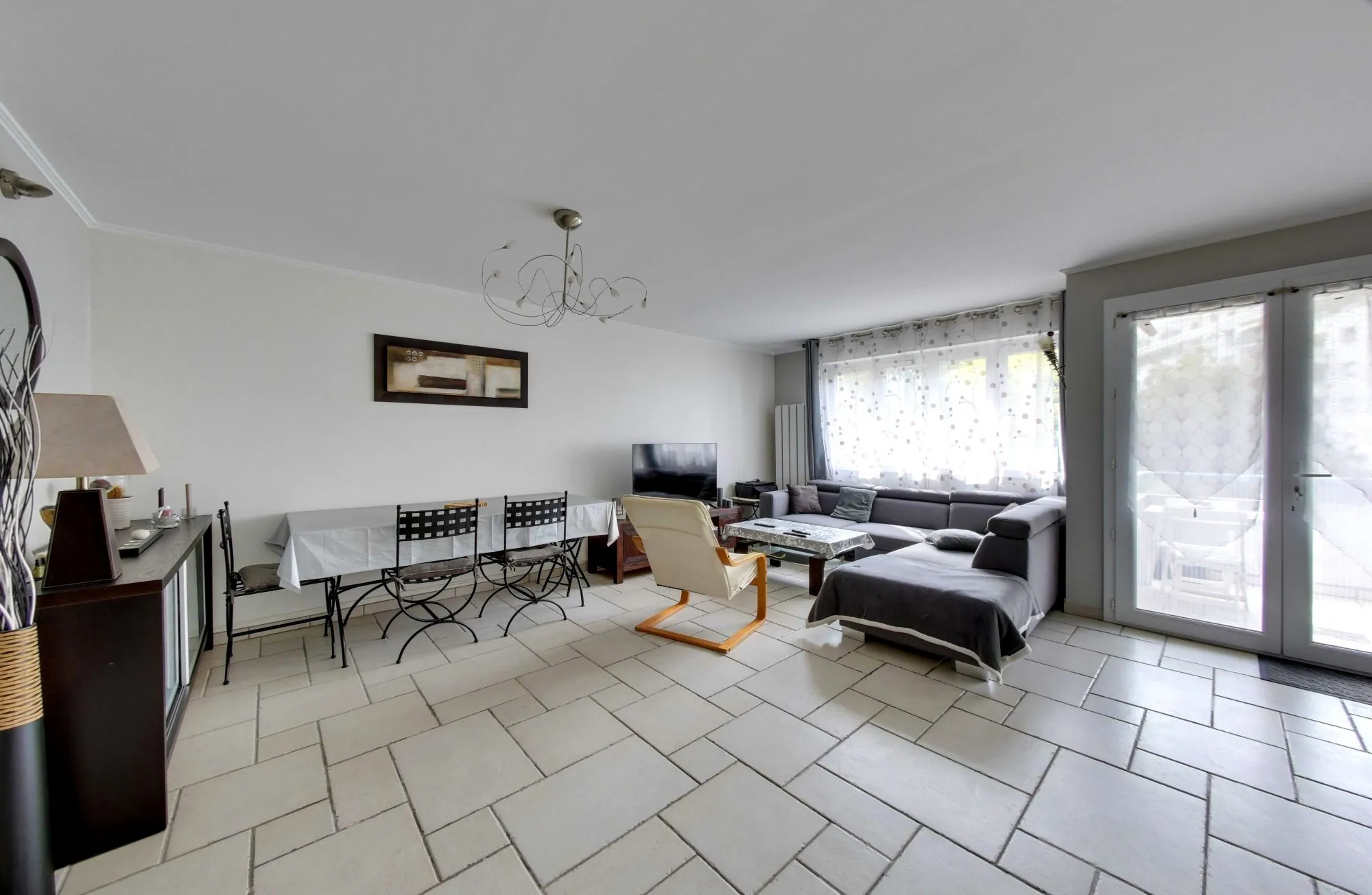 Joli appartement 3 pièces rénové avec terrasse et parking à Grenoble