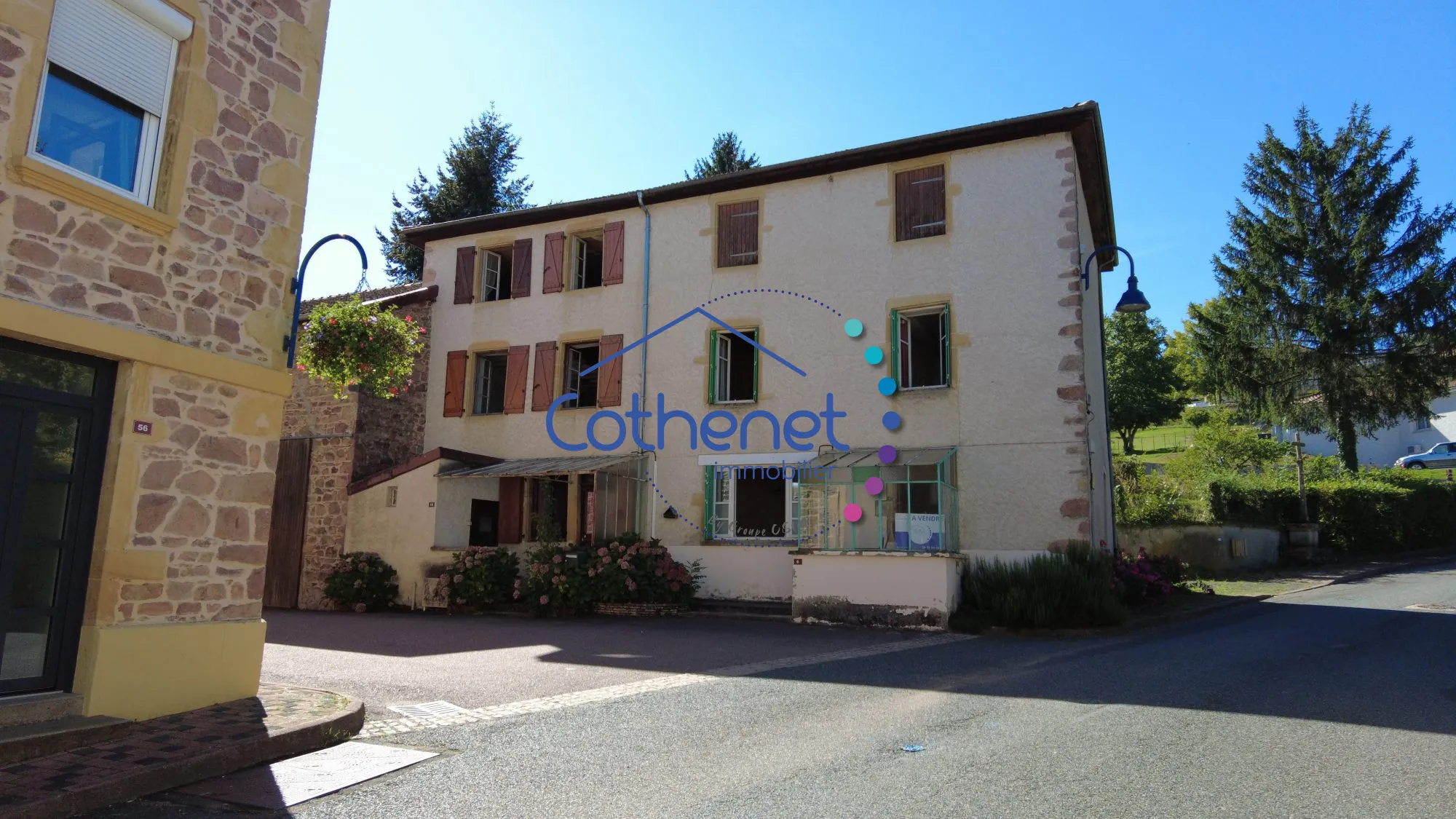 Maison à rénover avec grange et terrain près de Cours en Loire