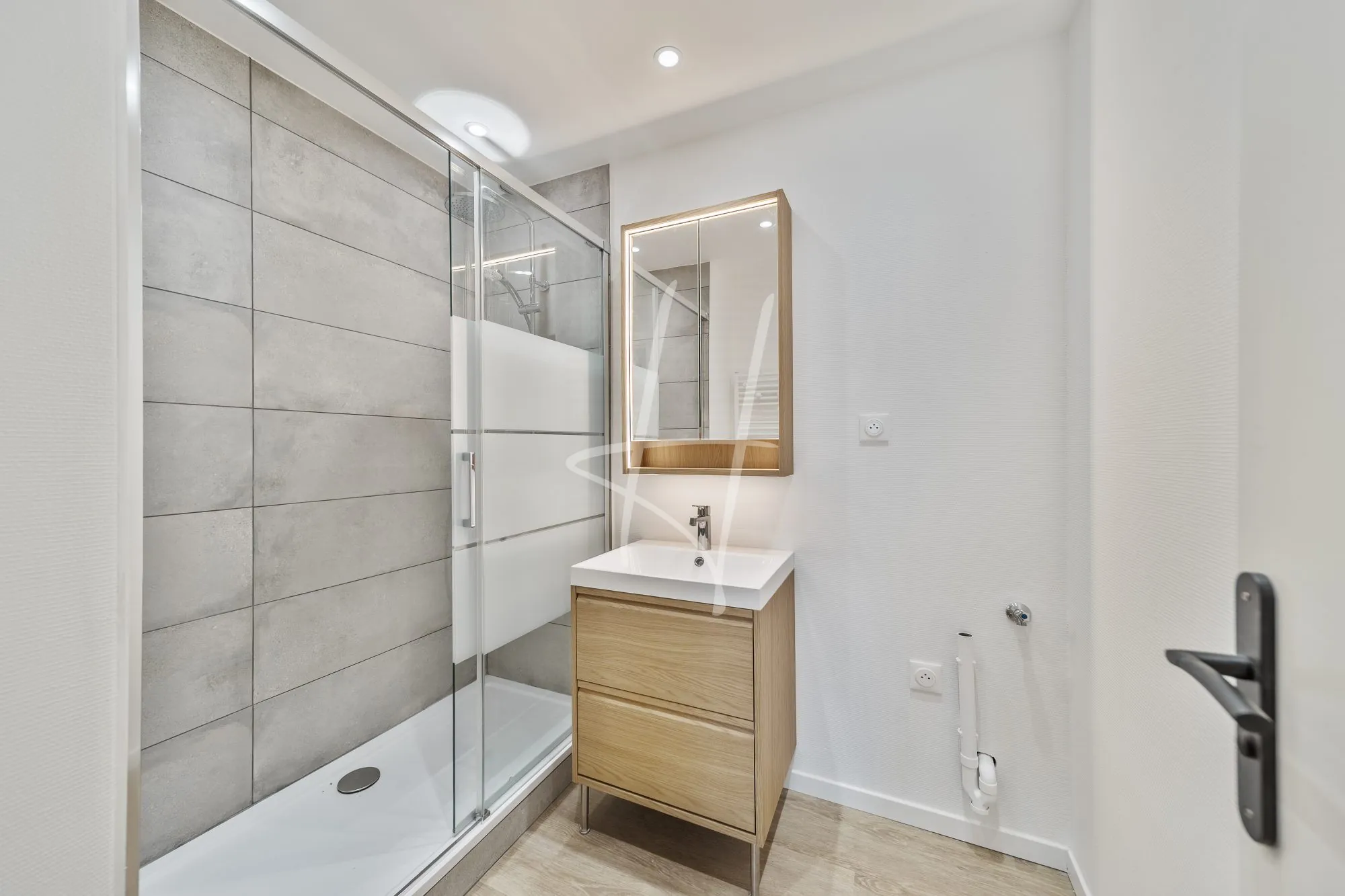 Appartement T2 rénové à Metz avec garage et vue dégagée 