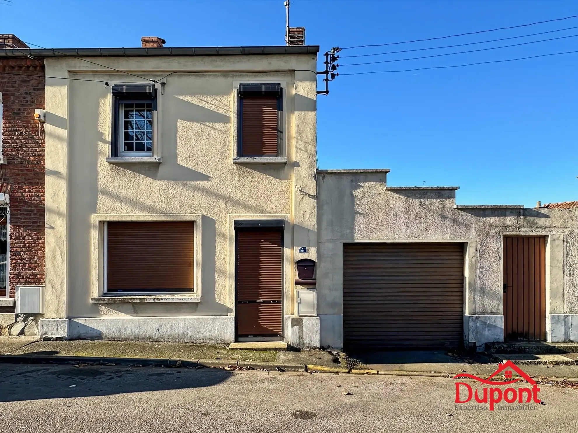Maison semi-individuelle avec garage, cour et véranda à Louvroil - Opportunité à saisir