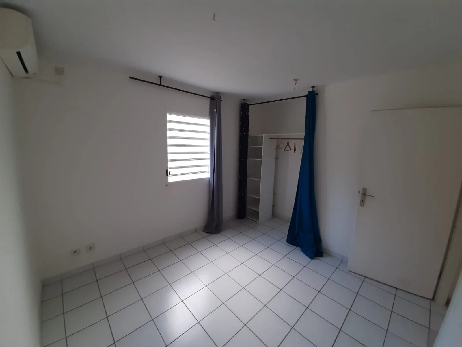 A vendre T2 à Schoelcher avec locataire en place - Résidence sécurisée 