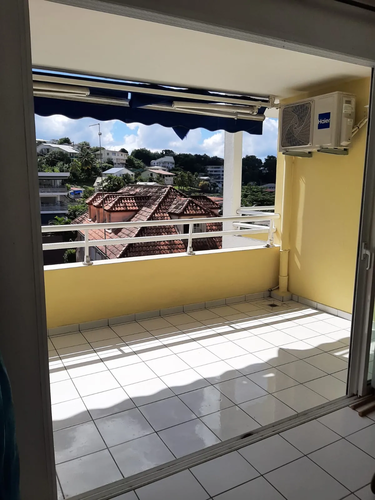 A vendre T2 à Schoelcher avec locataire en place - Résidence sécurisée 