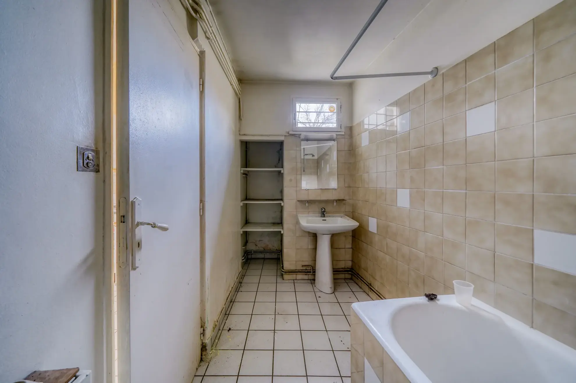 Charmante maison de 45m² à rénover à Talence, proche tramway, avec cave et stationnement 