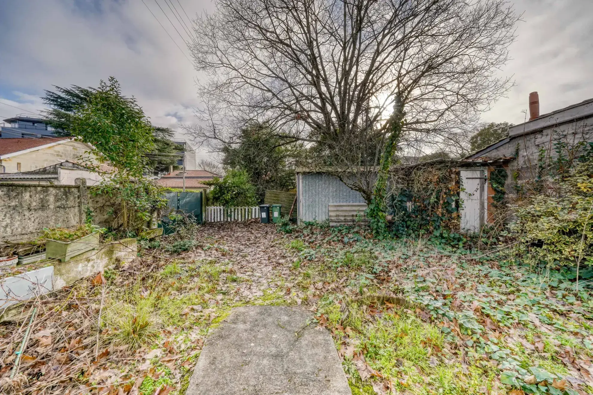 Charmante maison de 45m² à rénover à Talence, proche tramway, avec cave et stationnement 