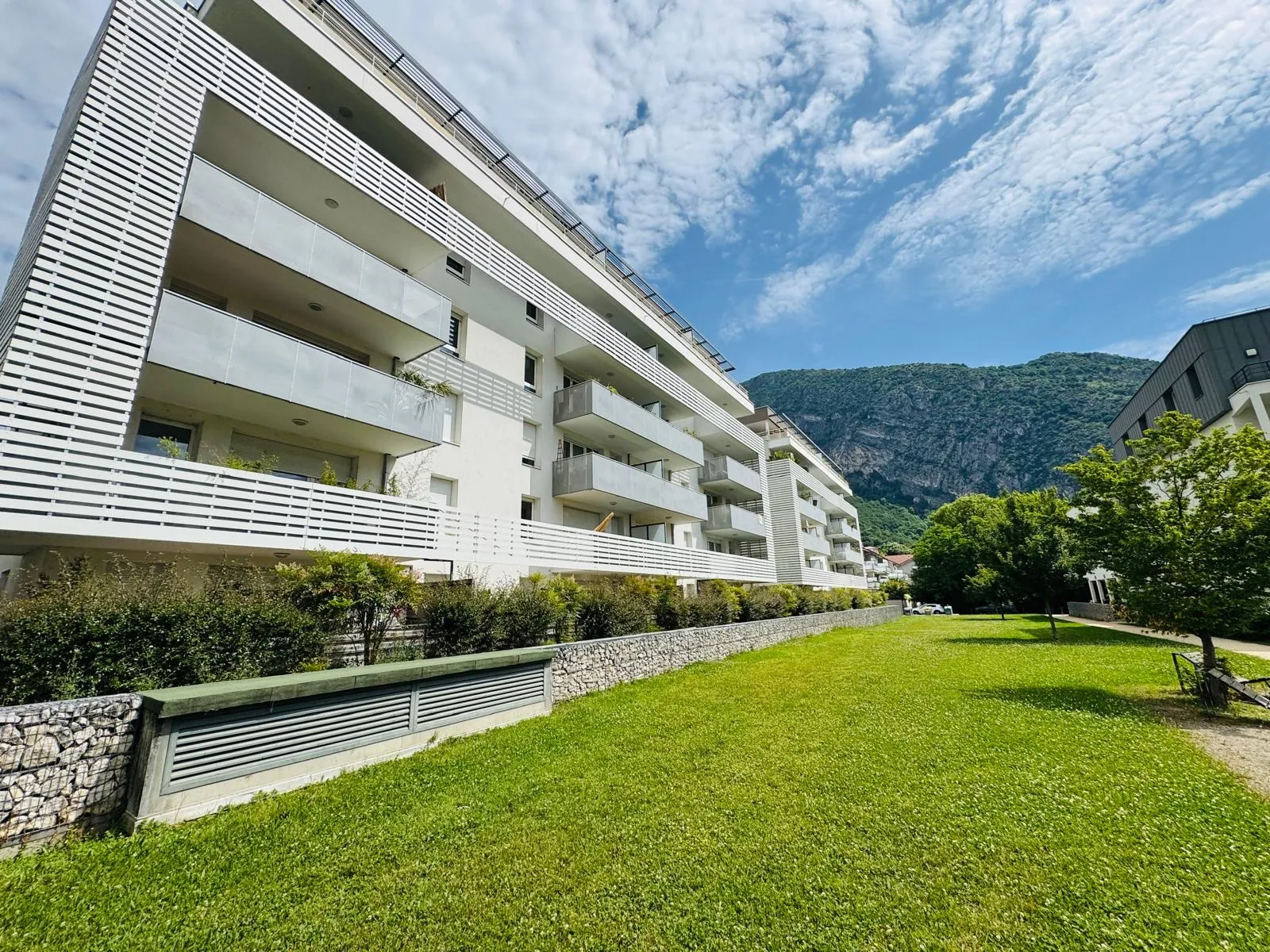 Appartement T2 à Saint-Egrève avec terrasse, parking et proximité tram - Bon investissement