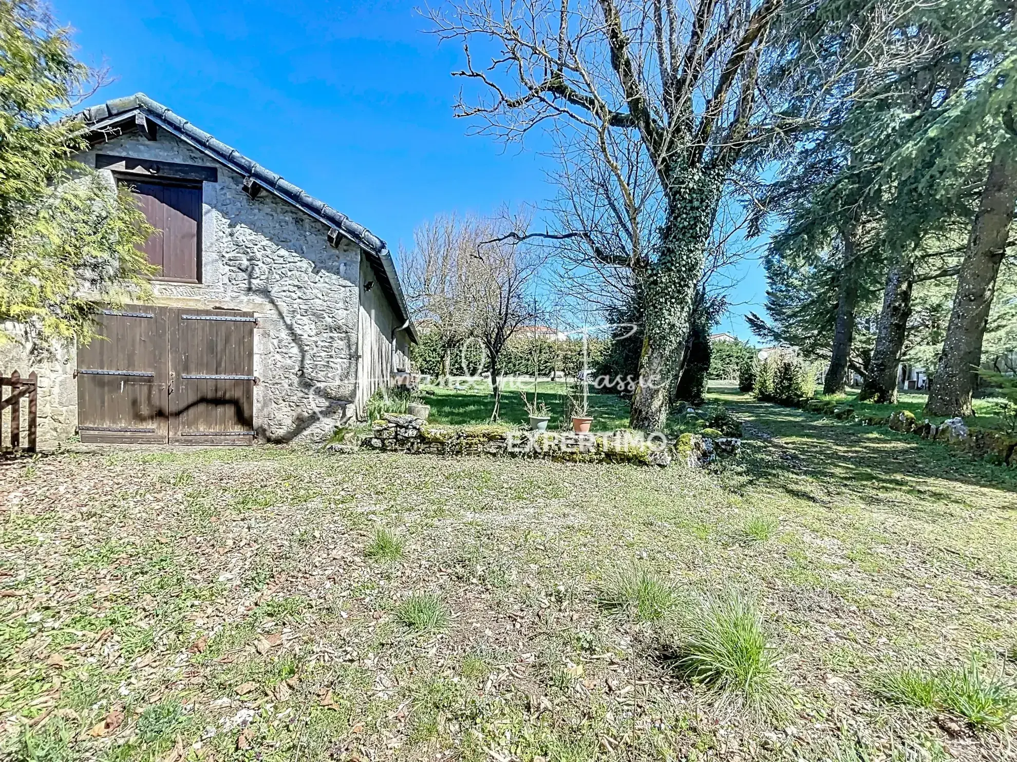 Maison de caractère avec grand terrain constructible à La Cavalerie 