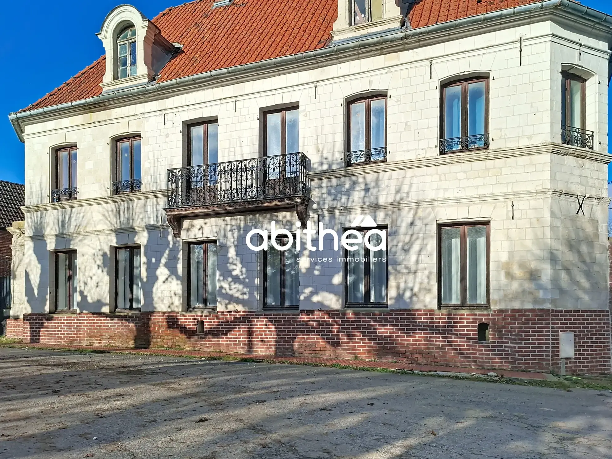 Maison en pierre blanche à Beaumetz Les Loges, 235 m², 4 chambres, dépendances, jardin, proche d'Arras
