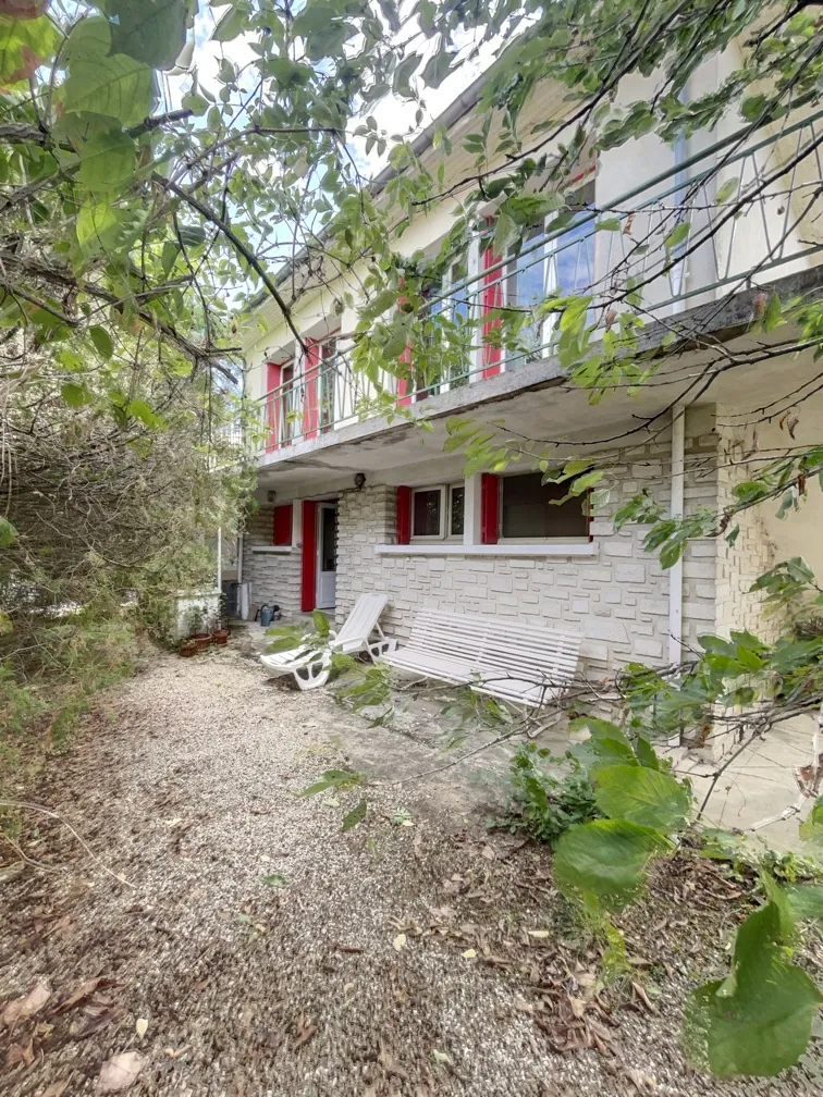 Maison à Boulazac avec potentiel d'aménagement, 3 chambres, proche des commodités