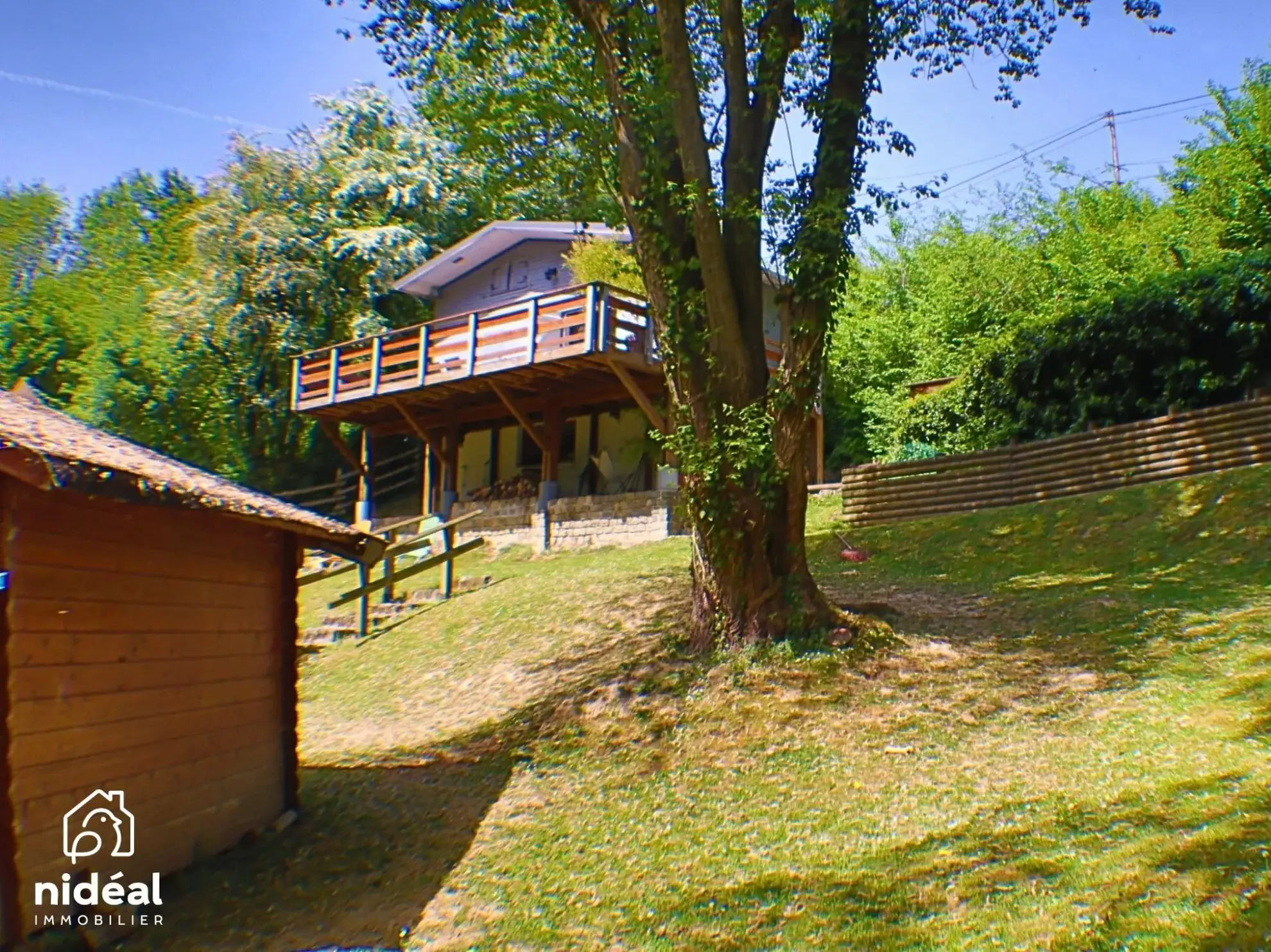 Maison en bois atypique avec terrasse et terrain arboré à Beaudignies 