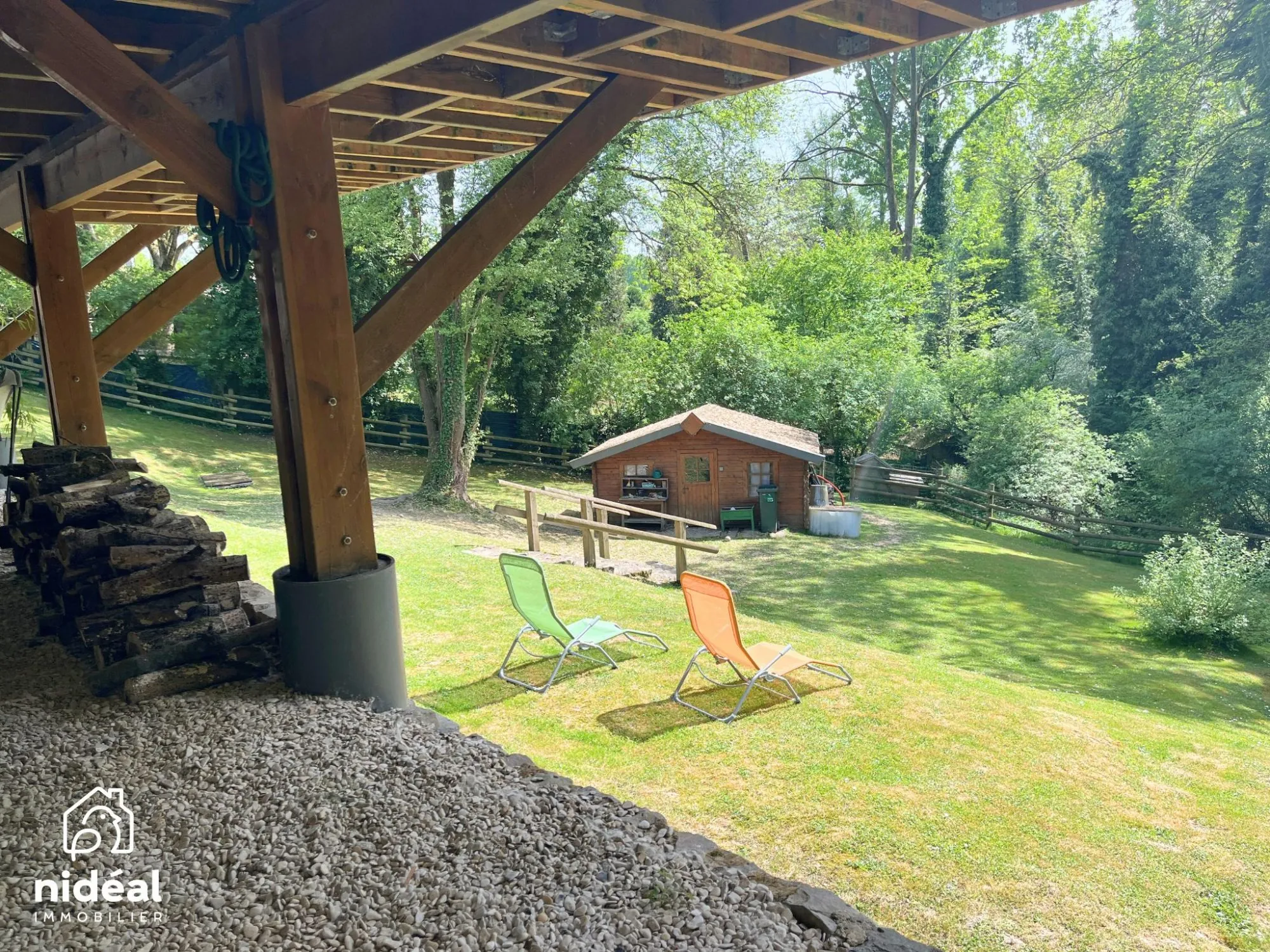 Maison en bois atypique avec terrasse et terrain arboré à Beaudignies 