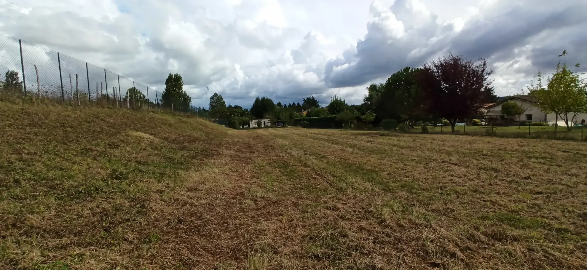 Terrain constructible de 2444 m² à Villeneuve-sur-Lot, prêt à bâtir