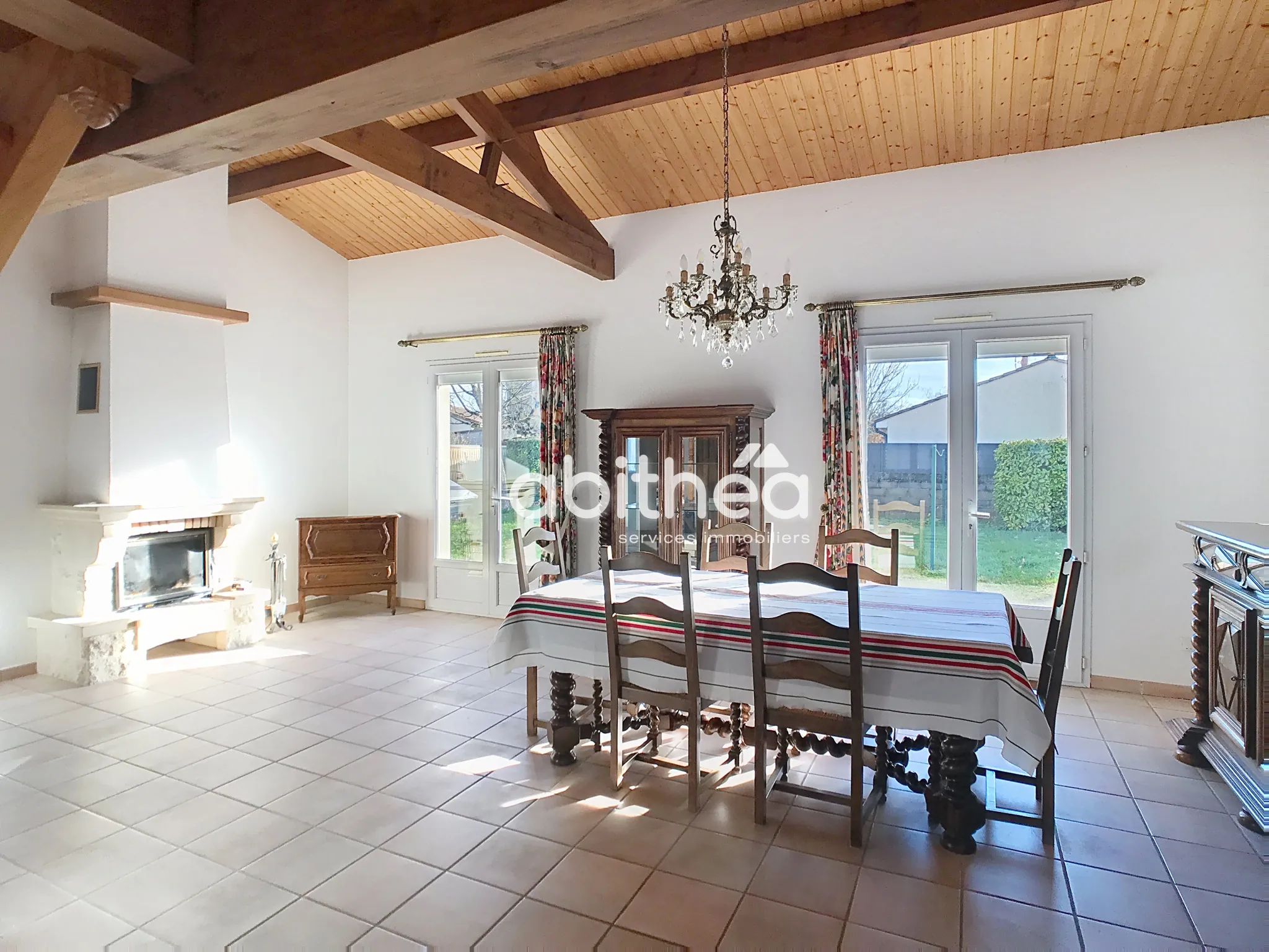 Maison de plain-pied à Puymoyen de 115 m² avec jardin, garage et cheminée 