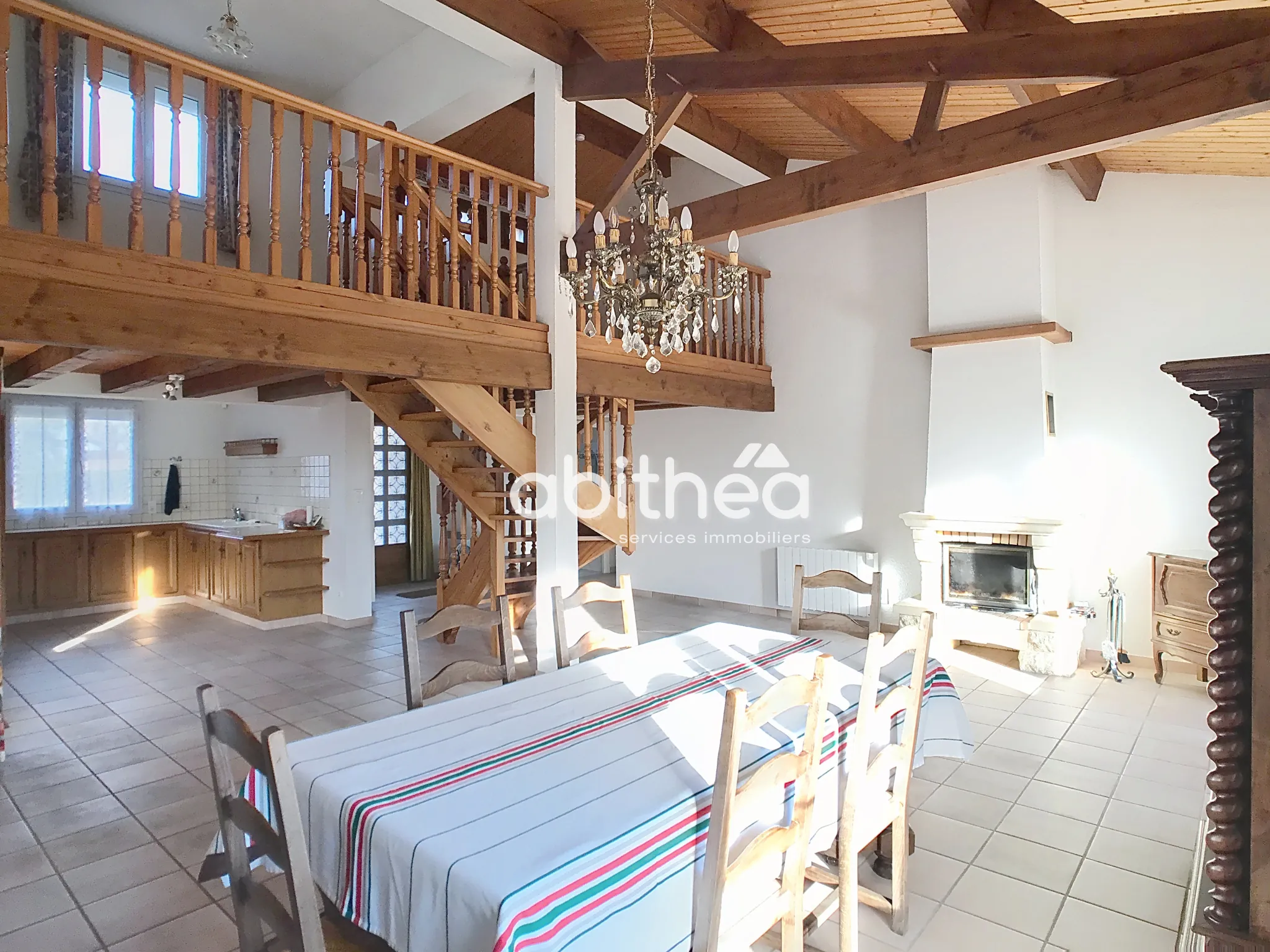 Maison de plain-pied à Puymoyen de 115 m² avec jardin, garage et cheminée 