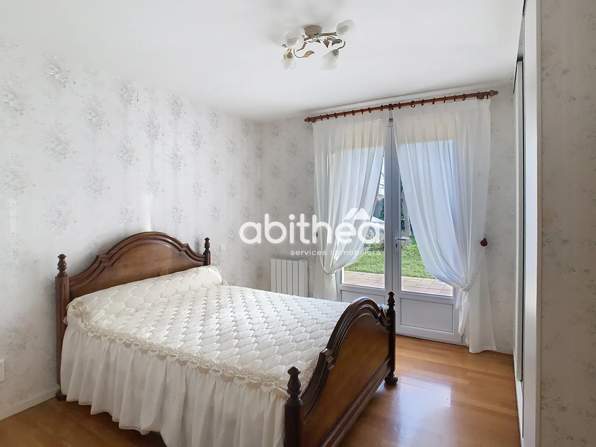 Maison de plain-pied à Puymoyen de 115 m² avec jardin, garage et cheminée 