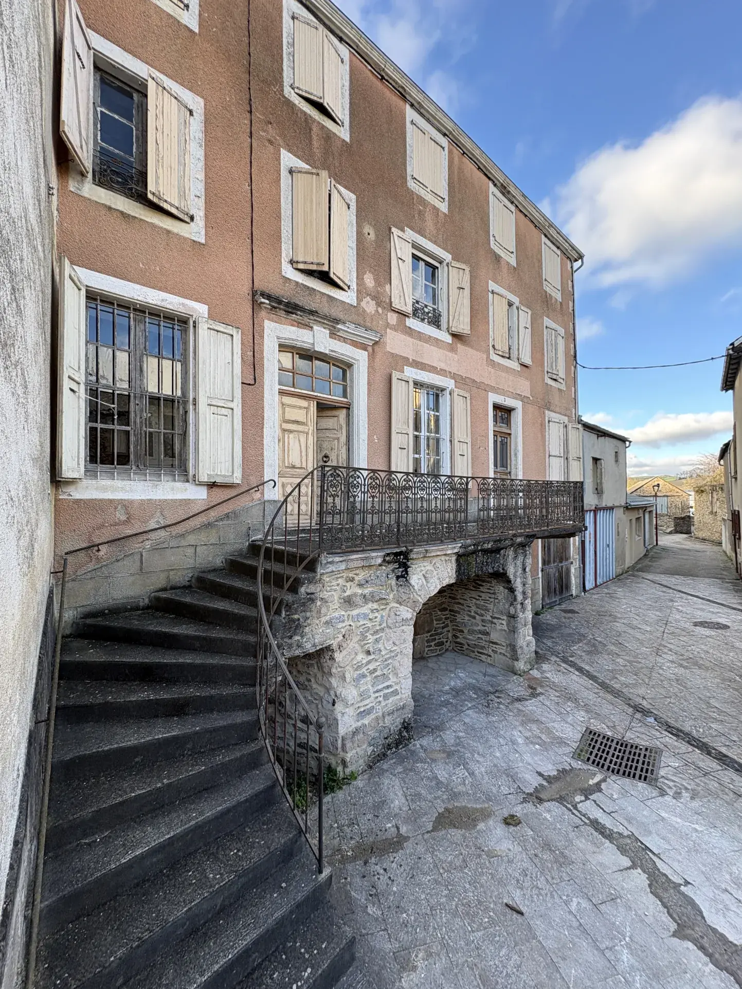 Maison de caractère à Ségur en Aveyron avec grand potentiel d'aménagement