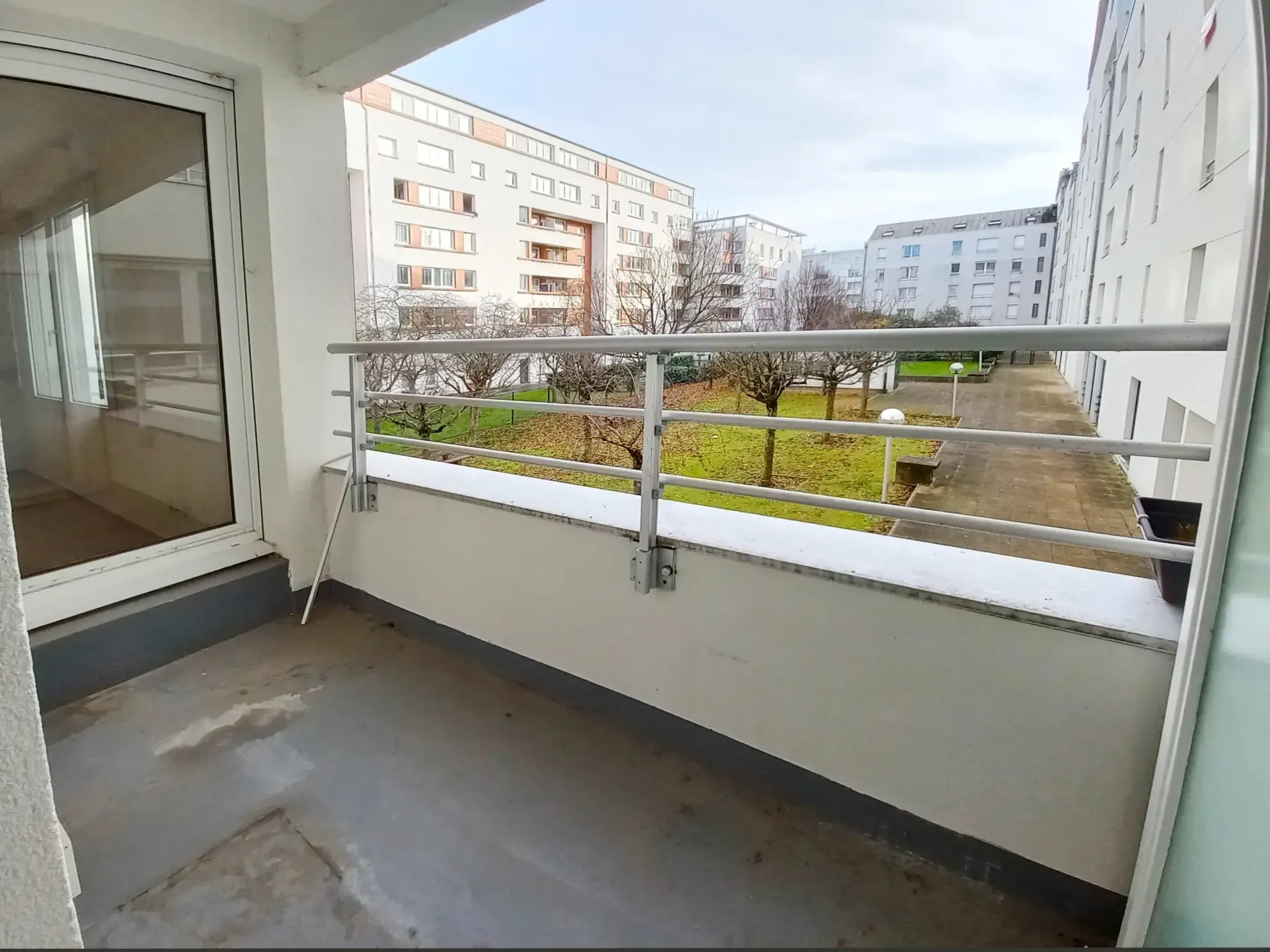 Appartement 2 pièces avec loggia à Créteil, proche métro Pointe du Lac