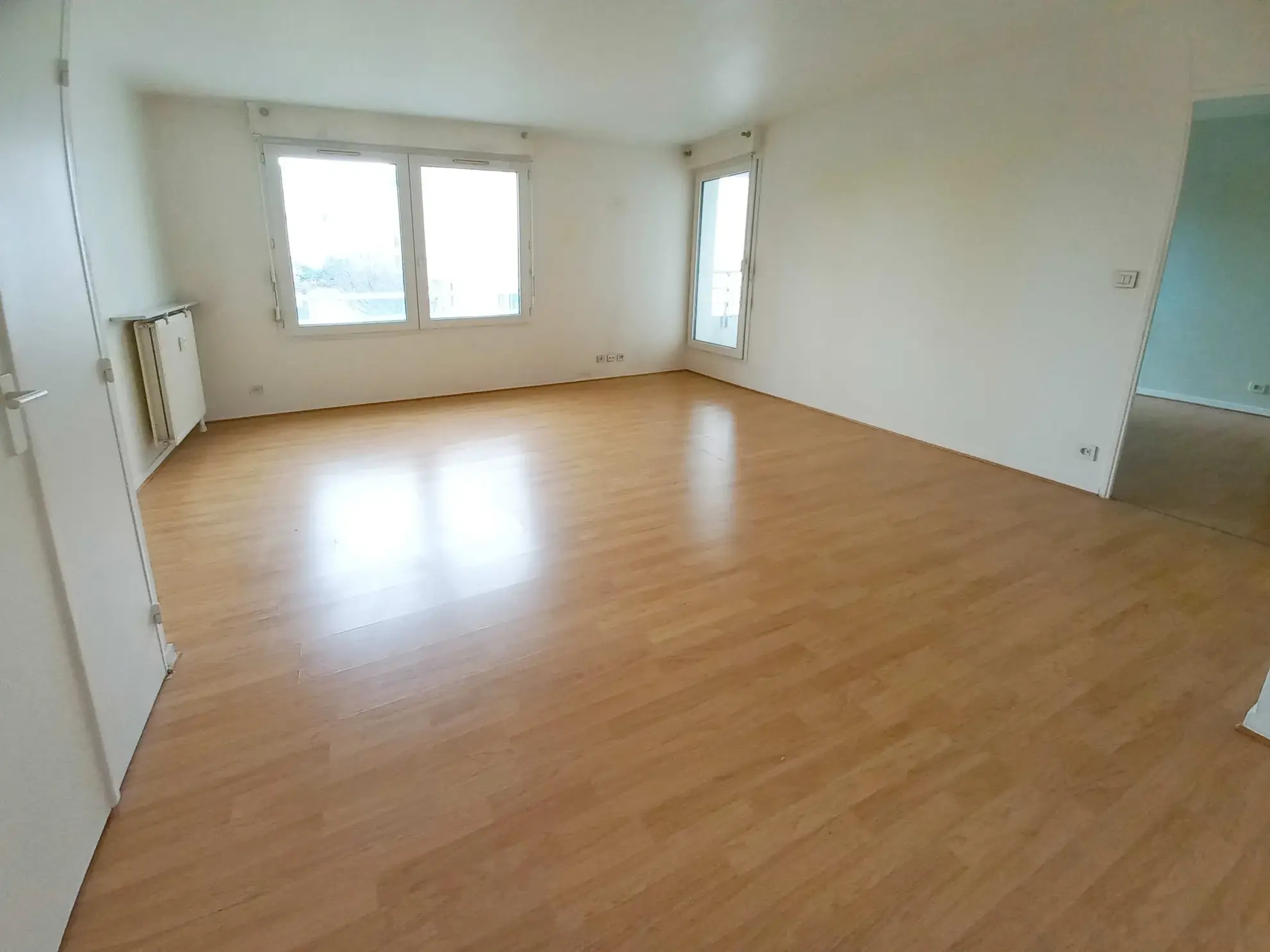 Appartement 2 pièces avec loggia à Créteil, proche métro Pointe du Lac 