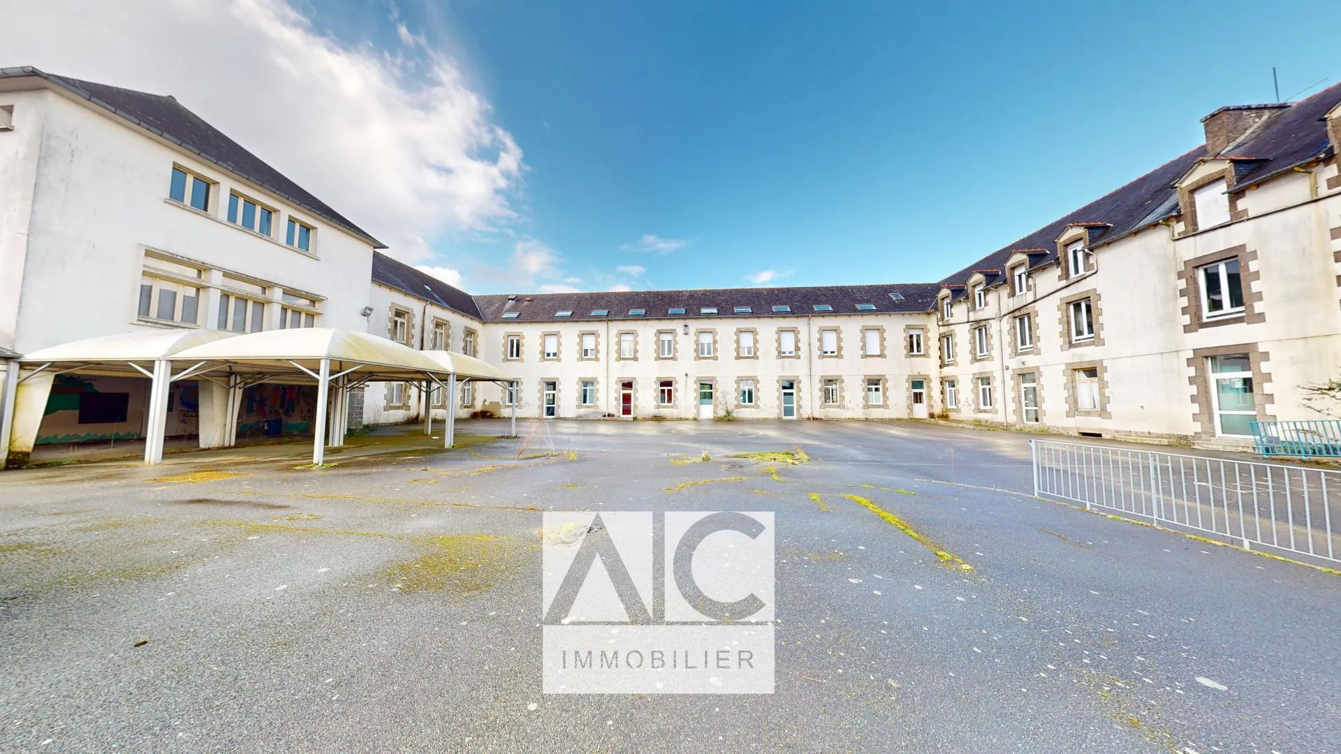 Ancienne école à rénover de 2500 m² à Rostrenen