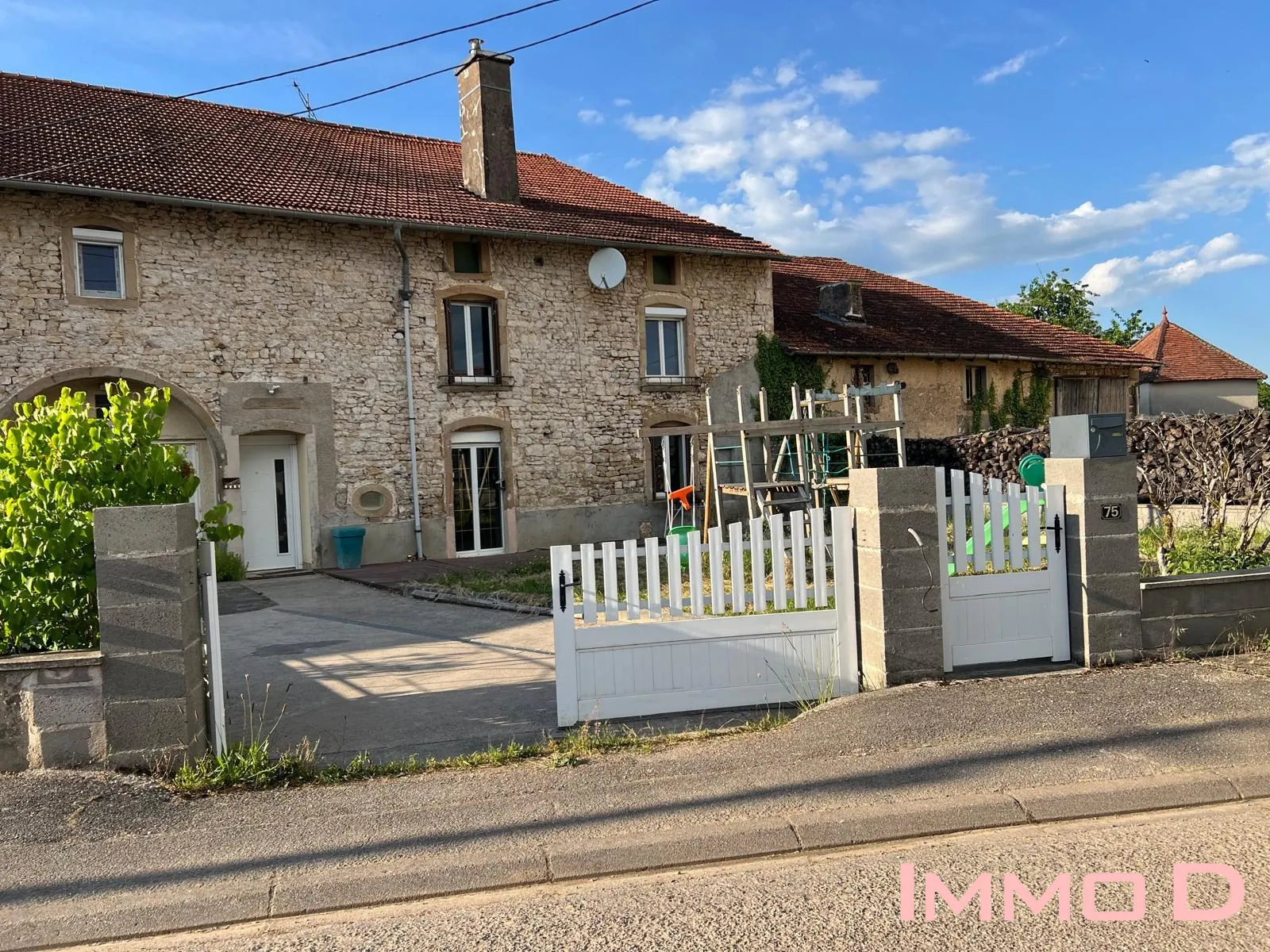 Maison à vendre avec grange et dépendance à Saint-Julien (88) – Potentiel de rénovation 