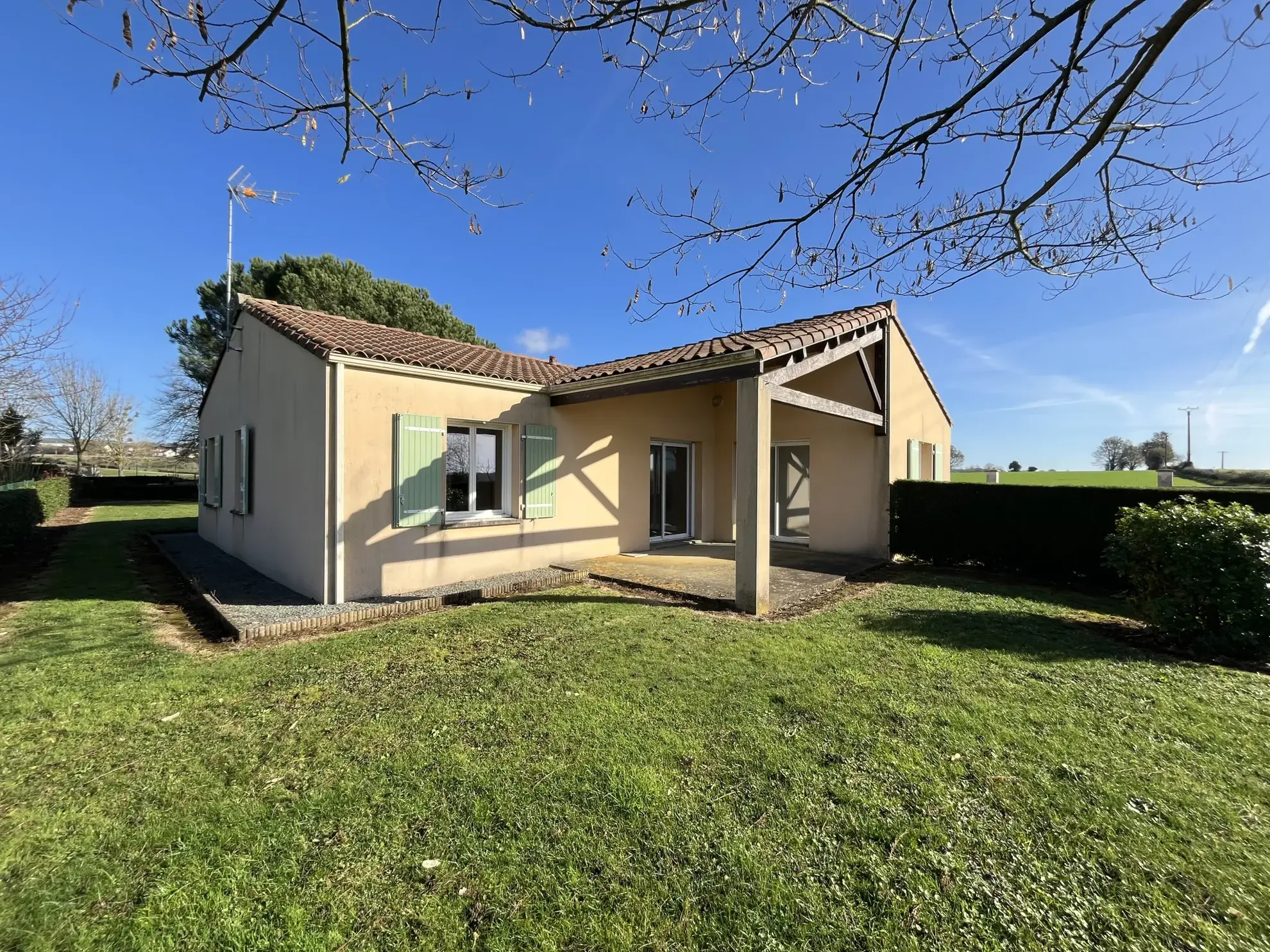 Charmant pavillon de plain-pied de 2008 avec terrain arboré et garage à La Meilleraie Tillay