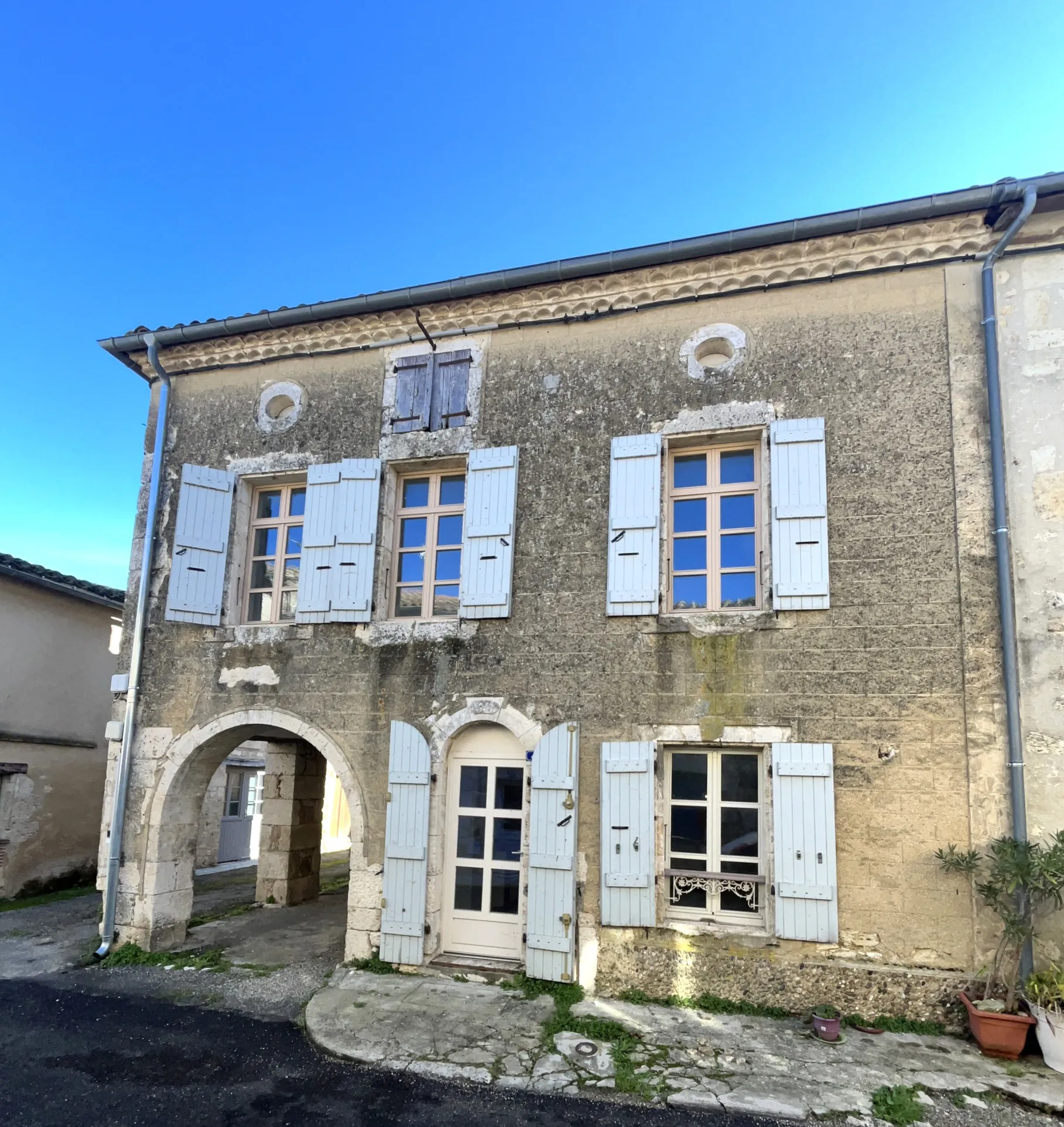 Maison en pierre à Saint-Clar avec potentiel, 2 chambres, terrasse et cave