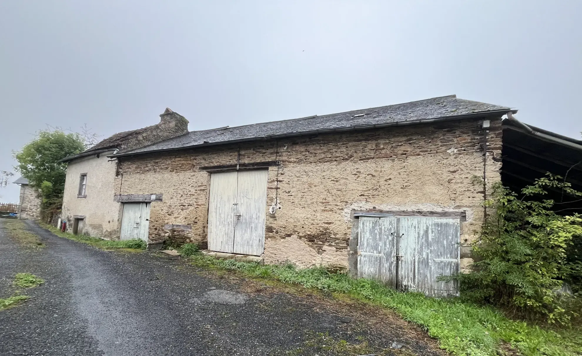 Grande grange à rénover avec petite maison sur Malemort, 100 m² au sol, terrain de 726 m²