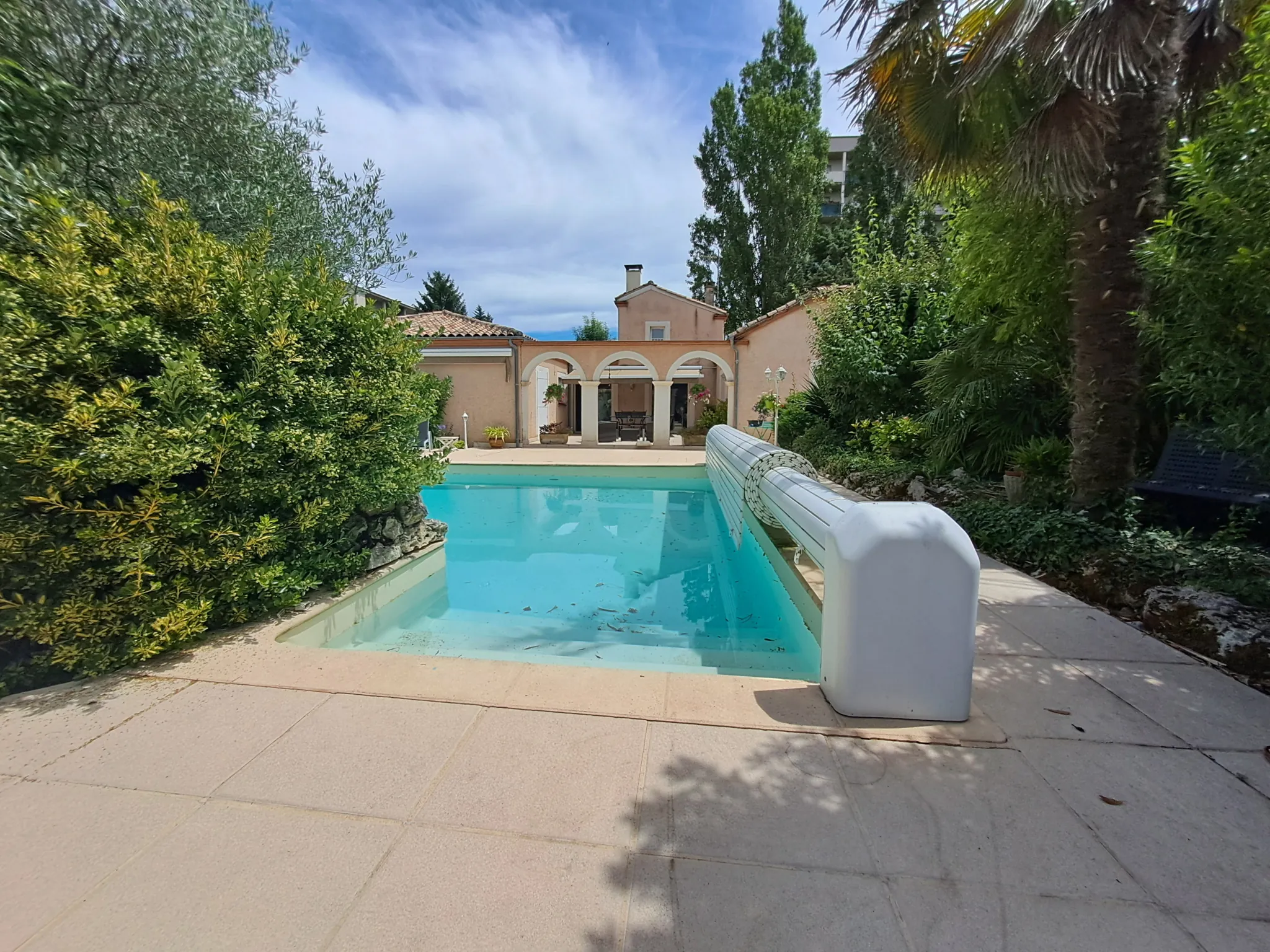 Villa andalouse avec piscine et grand terrain à Villeneuve-sur-Lot