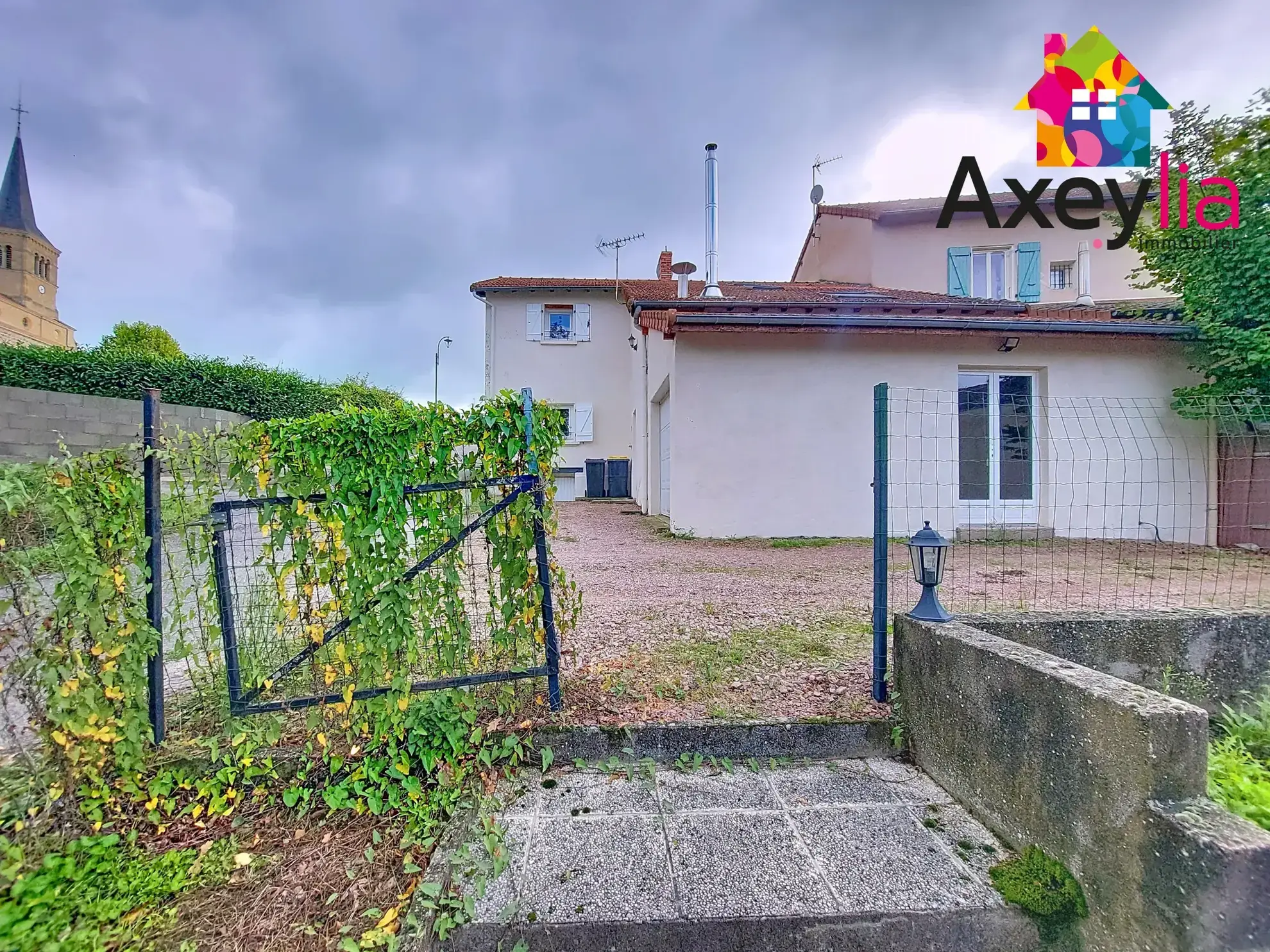 Maison de village à rénover avec 3 chambres, terrain et garage à Noailly