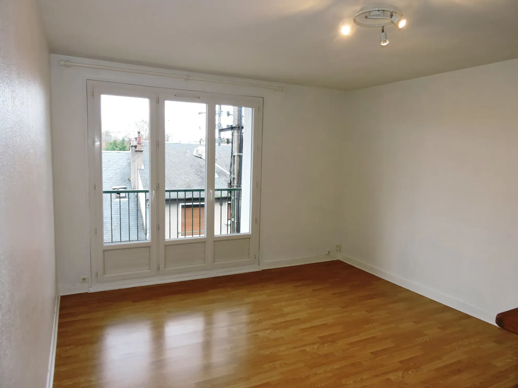Grand studio avec balcon à Bourges - Secteur central, lumière naturelle et cave