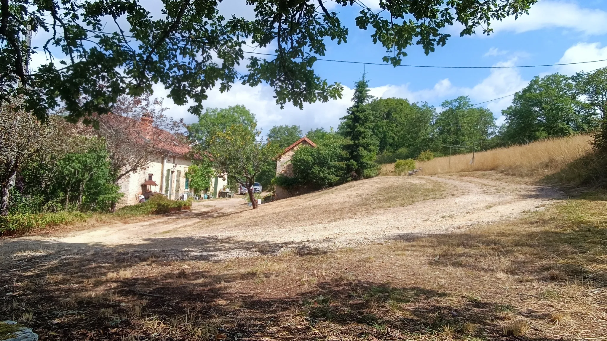 Charmante maison en pierres avec 1,5 ha à Cubjac, Dordogne 