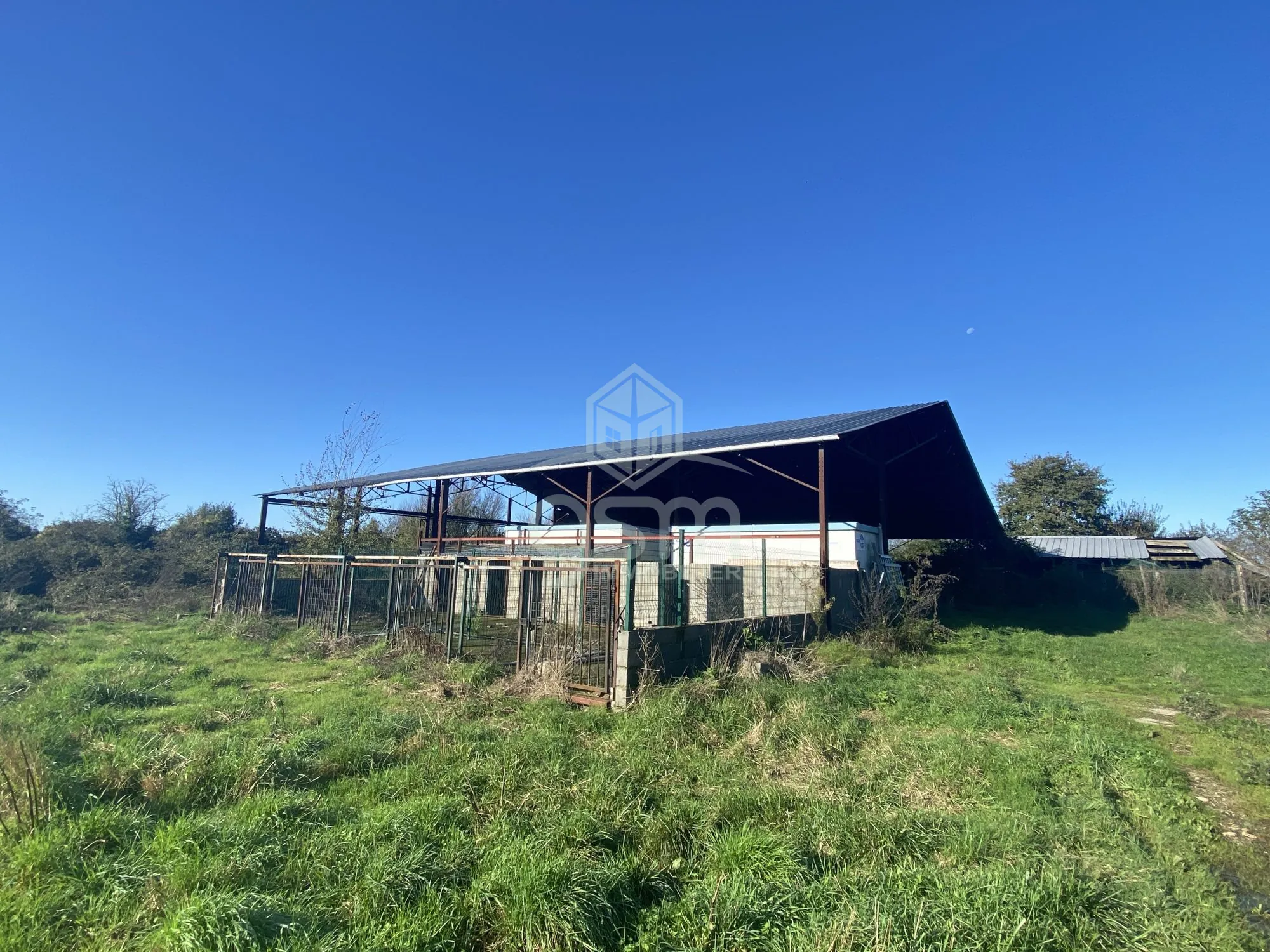 Hangar agricole de 500 m² à Esvres avec terrain de 4000 m²