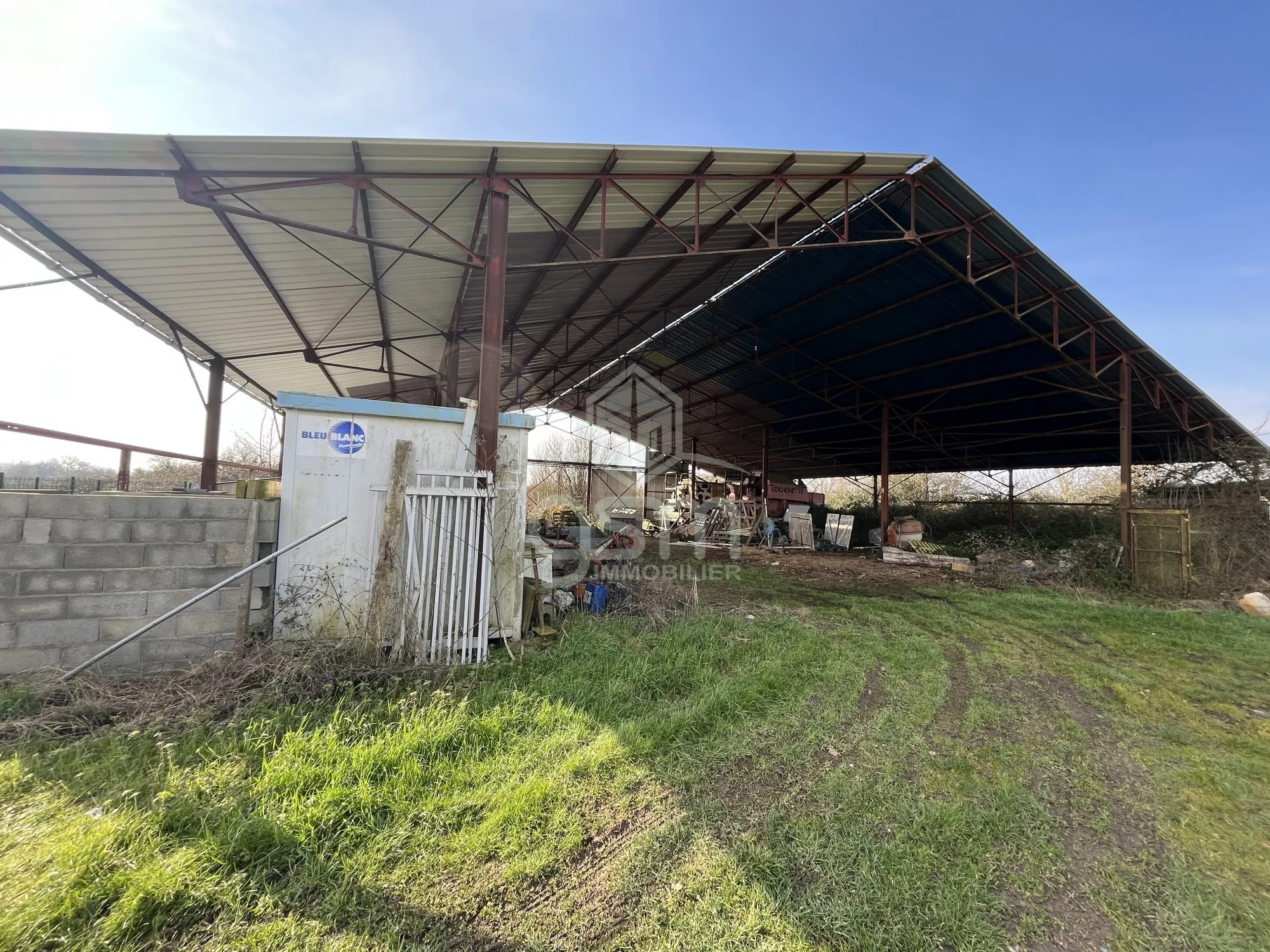 Hangar agricole de 500 m² à Esvres avec terrain de 4000 m² 