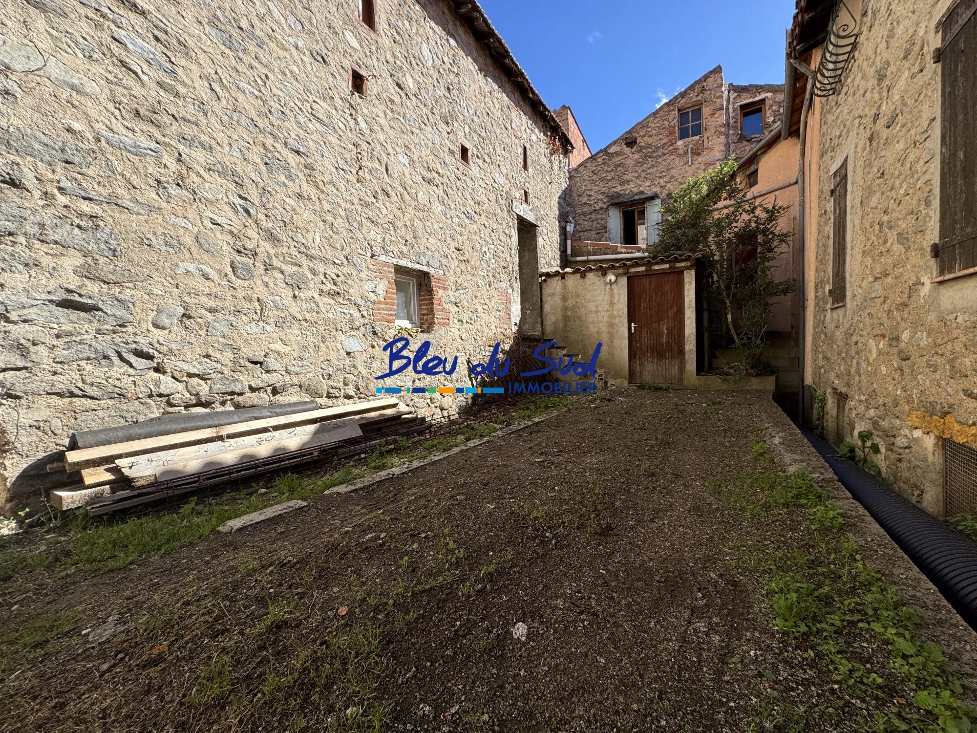 Espace brut à aménager en rez-de-chaussée avec jardin et parking à Vernet-les-Bains