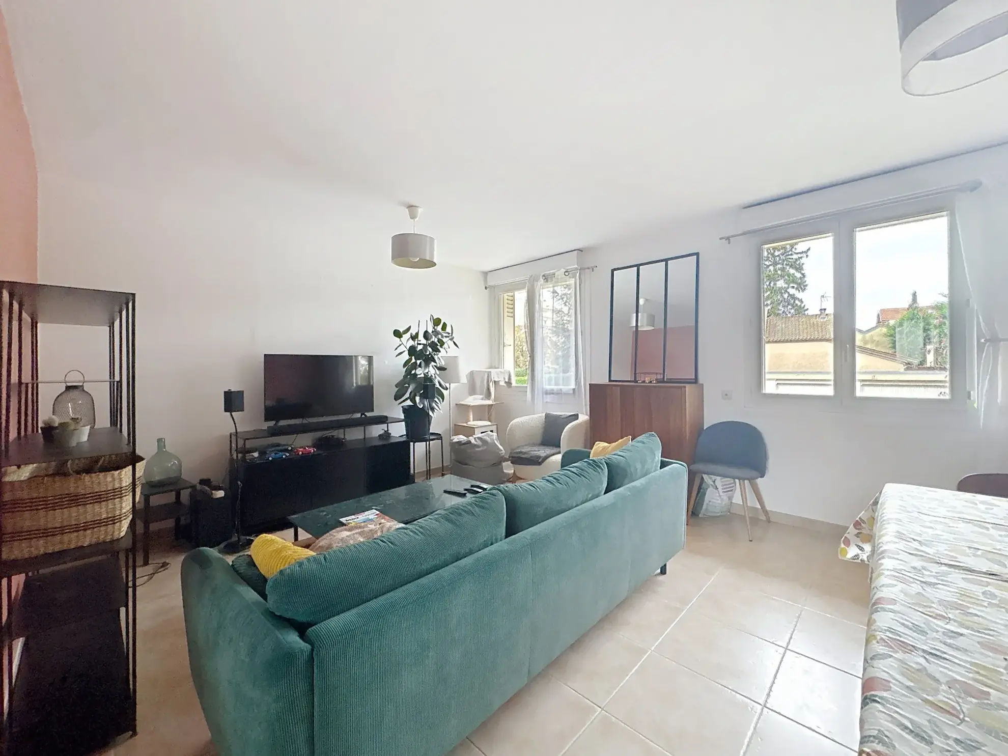 Appartement 4 pièces traversant à Bron avec parking et cave