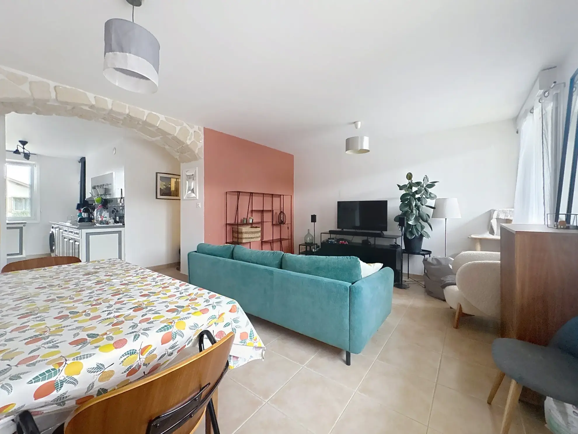 Appartement 4 pièces traversant à Bron avec parking et cave 