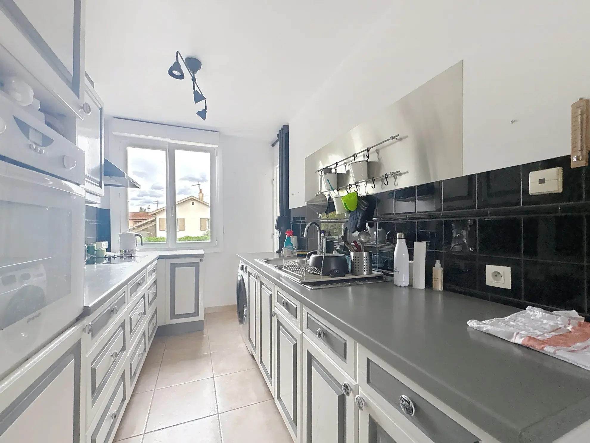 Appartement 4 pièces traversant à Bron avec parking et cave 