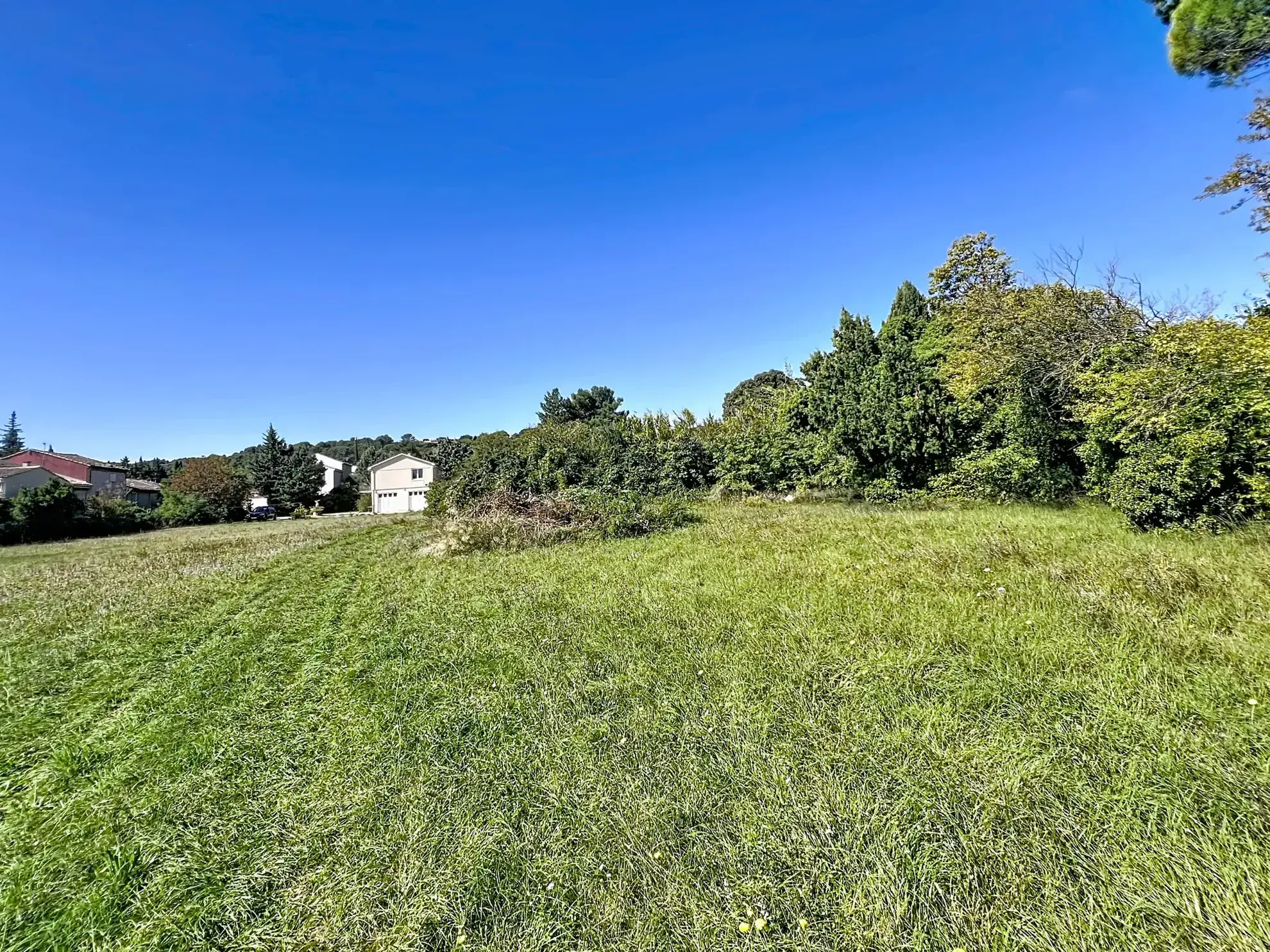 Terrain constructible de 401 m² à Châteauneuf-de-Gadagne – Secteur résidentiel et viabilisé 