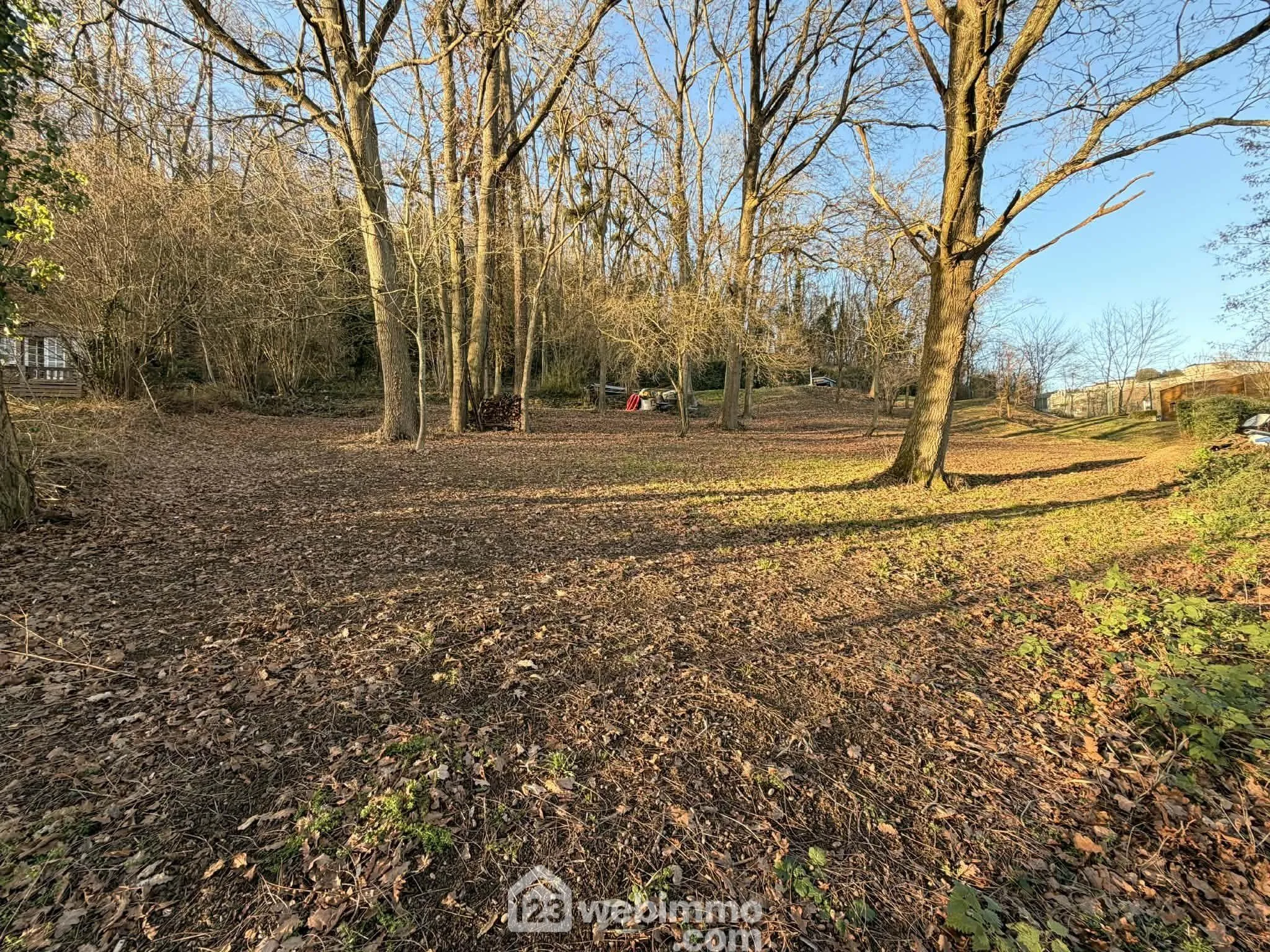 Terrain constructible de 2 698 m² à Laon – Cadre naturel et tranquillité